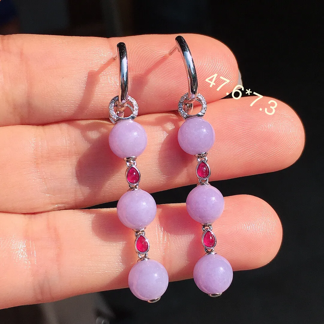 紫罗兰珠子耳坠，色泽均匀艳丽，玉质细腻，荧光感超
强，饱满圆润，尽显优雅气质，18k
金豪华镶嵌