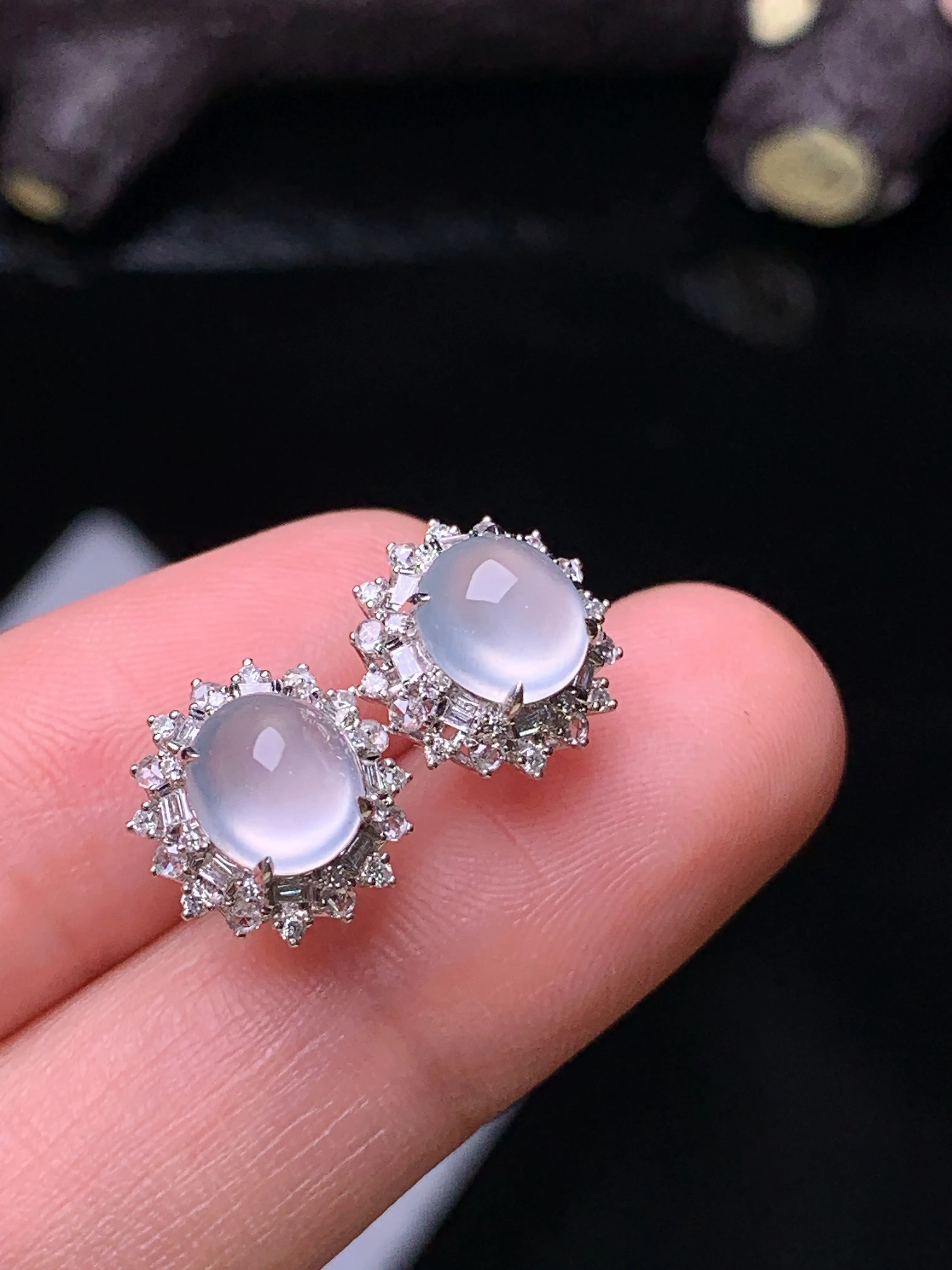 18k金钻镶嵌冰种蛋面耳钉吊 玉质细腻 水润亮眼 色泽艳丽 整体尺寸10.8*8.5