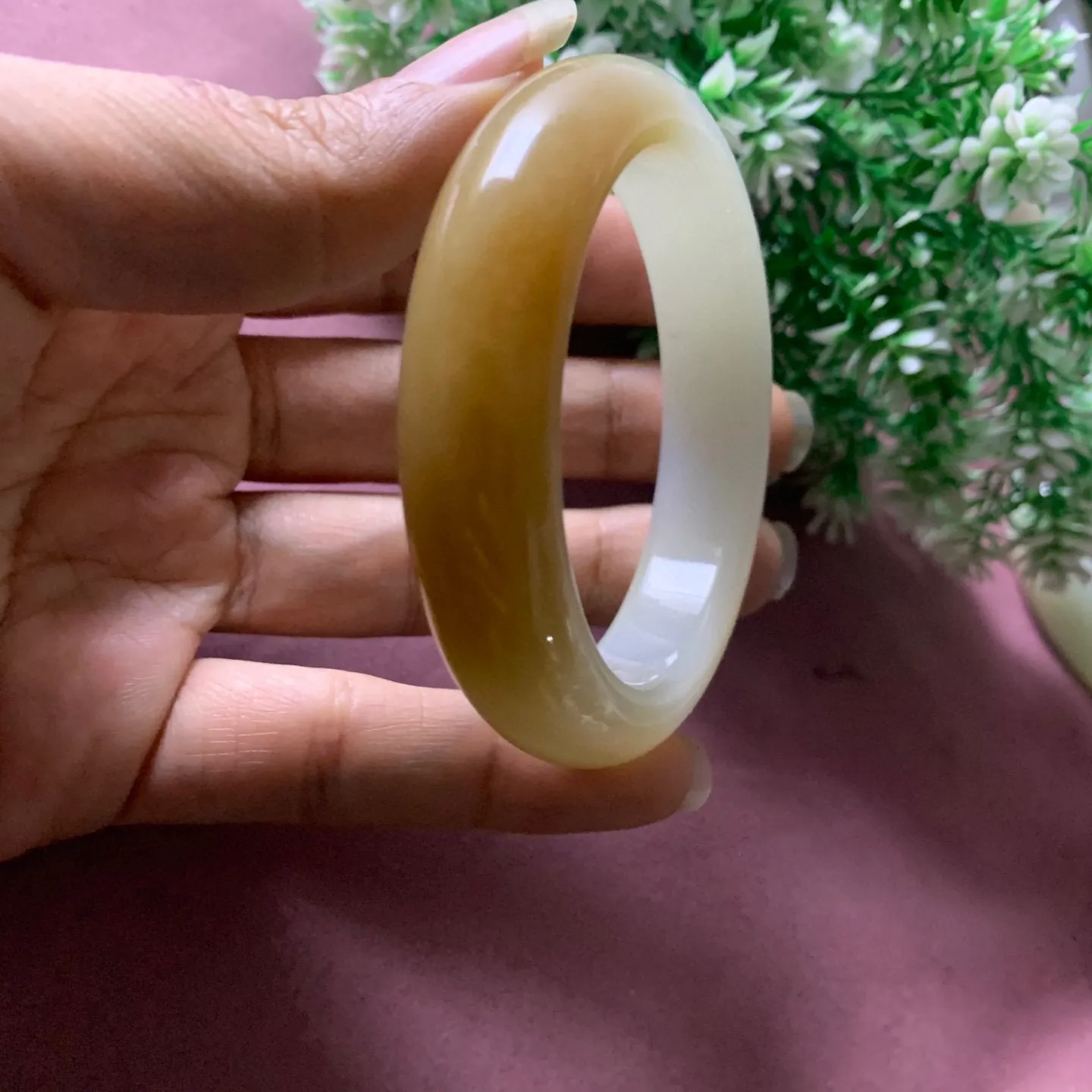 土豪款，蜜糖手镯，54.5圈口和田玉且末糖料宽版手镯【挽间柔情】，镯型古朴典雅。在诗情画意的雨巷相遇，你是我腕间的一抹风情，有你眸有深情.清风荡漾湖间静水，我愿俯身低眉，在烟波涟漪处寻你