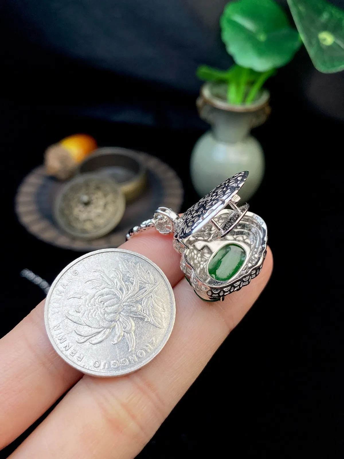 【冰种满绿佛公】种水上乘，晶莹剔透，纯净通透，莹光感很强。18k金钻镶嵌，裸石尺寸14.1*21.3*2.8毫米