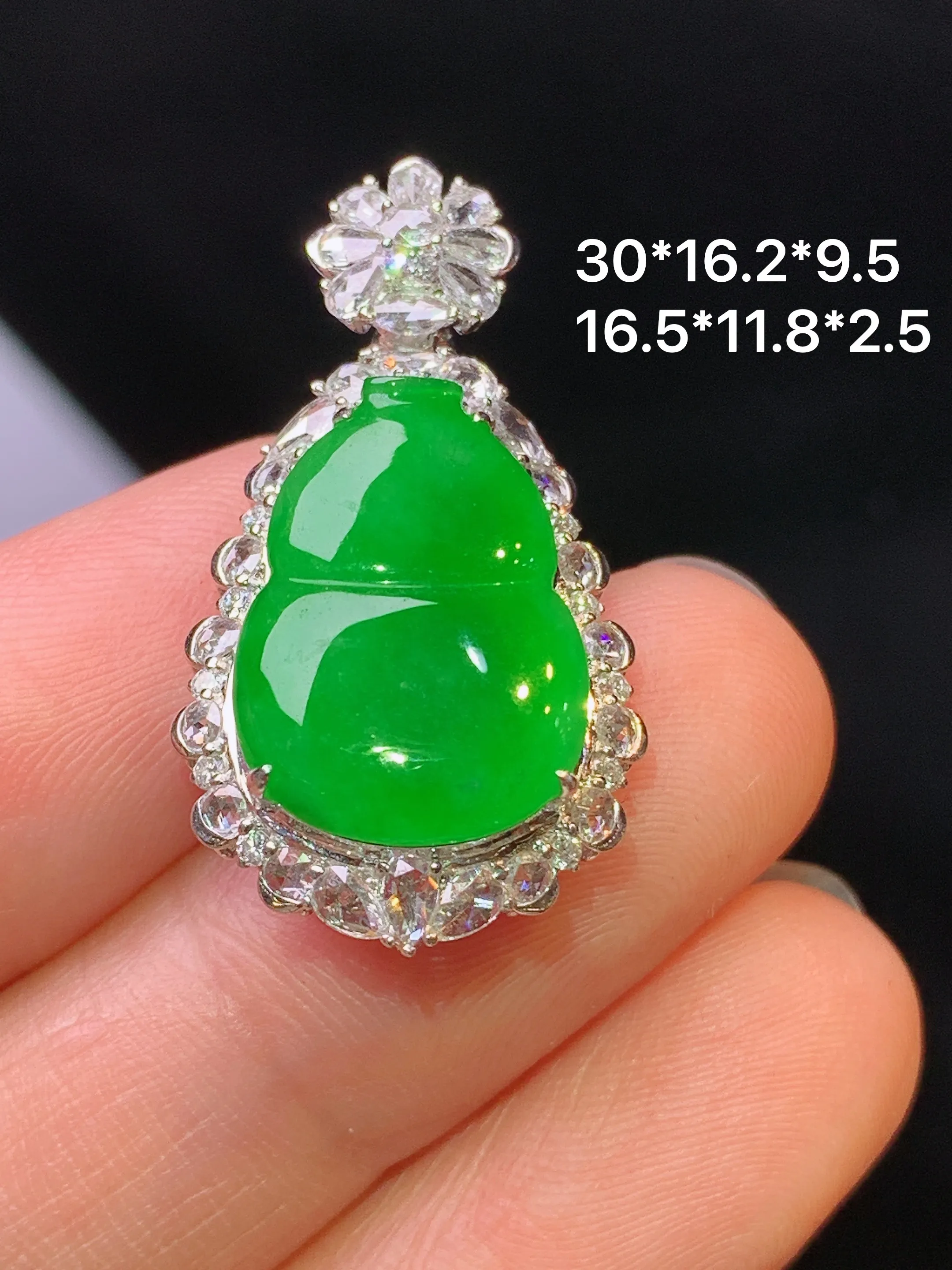 18k金钻镶嵌满绿葫芦吊坠 玉质细腻 水润亮眼 色泽艳丽 整体尺寸30*16.2*9.5