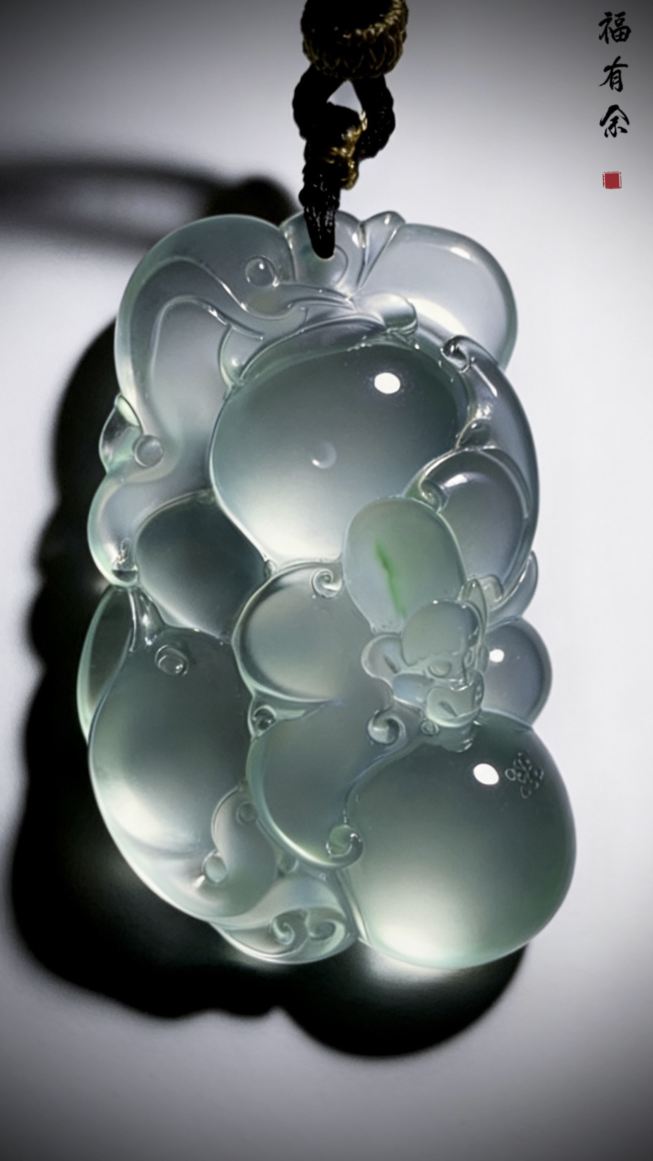 【福运相伴·平安顺遂】“五豚承蝠，五福临门”，
高品质缅甸天然A货翡翠料子，
作品56-34.5-14.5mm，