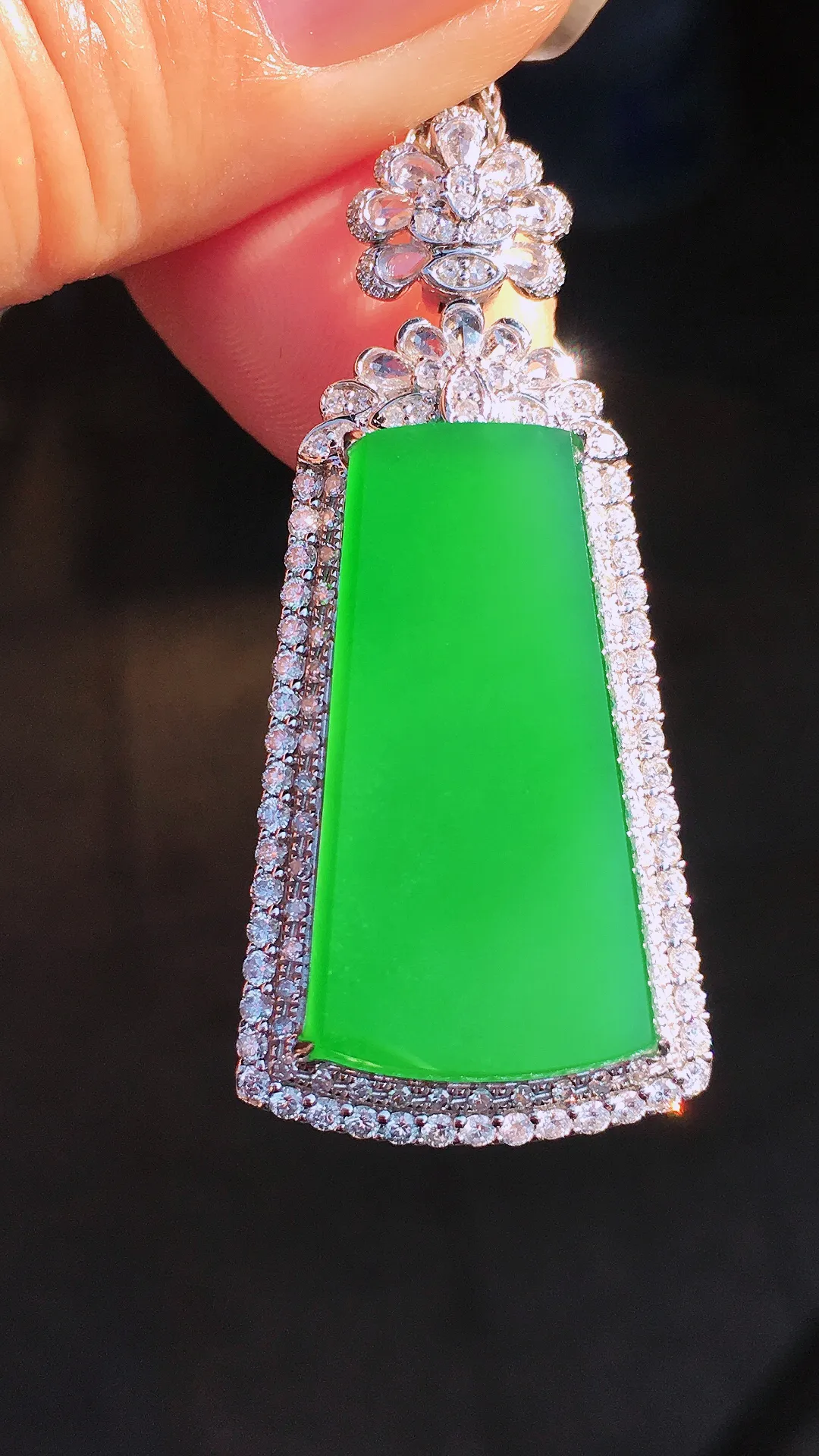 阳绿无事牌吊坠，色泽均匀艳丽，玉质细腻，荧光感超
强，饱满圆润，尽显优雅气质，18k
金豪华镶嵌