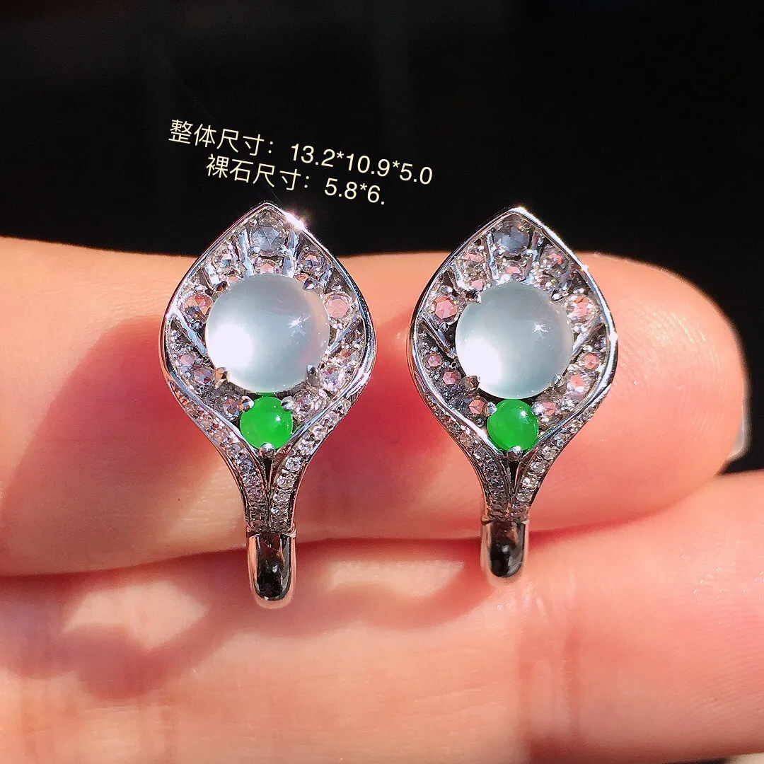 冰种蛋面耳钉，玉质细腻，荧光感超
强，饱满圆润，尽显优雅气质，18k
金豪华镶嵌