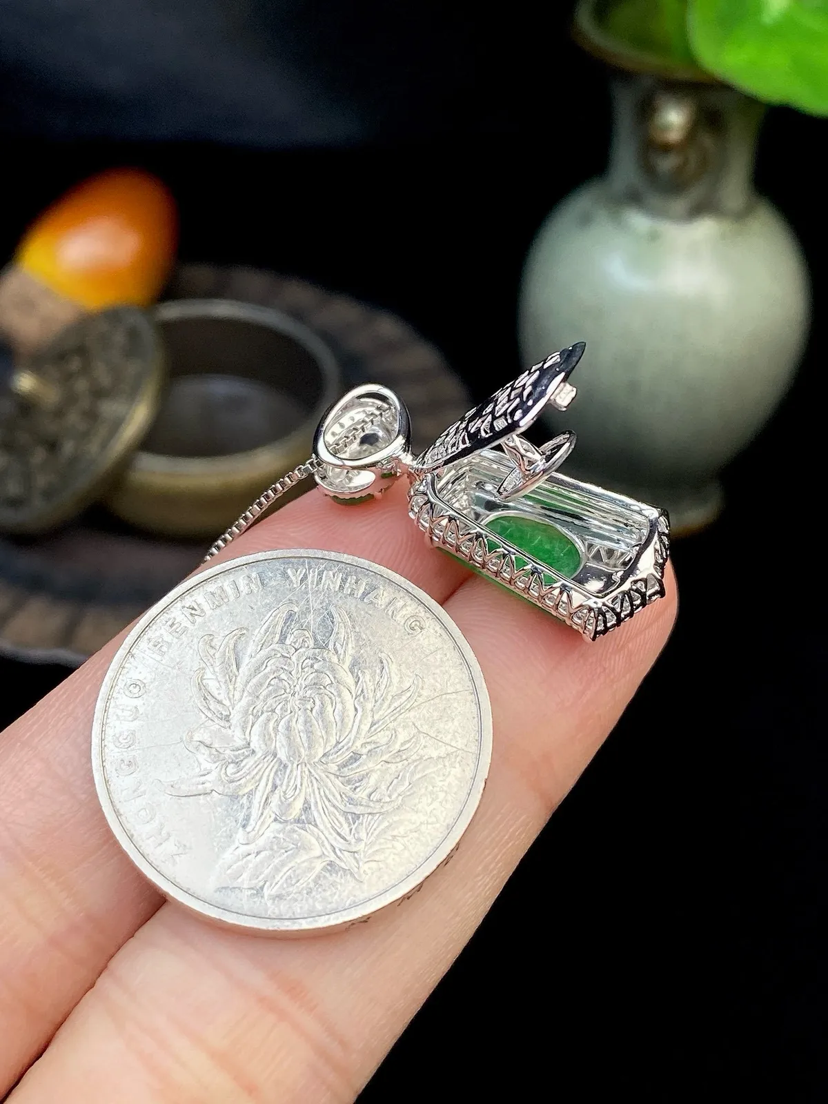 【冰种满绿无事牌】种水上乘，通透闪亮，晶莹剔透。18K金钻镶嵌，裸石尺寸14.4*8.4*2.8毫米。