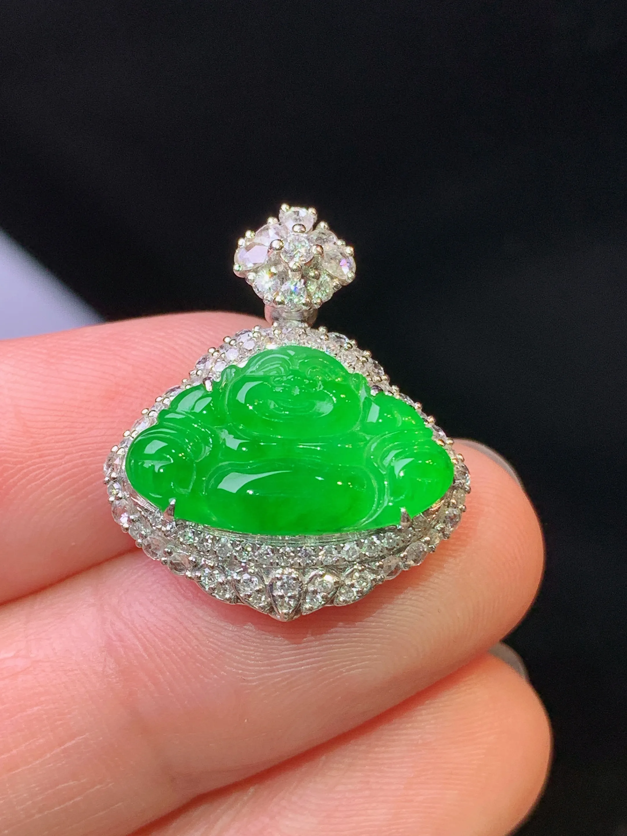 18k金钻镶嵌满绿佛公吊坠 玉质细腻 水润亮眼 色泽艳丽 整体尺寸22.5*19.2*8.5