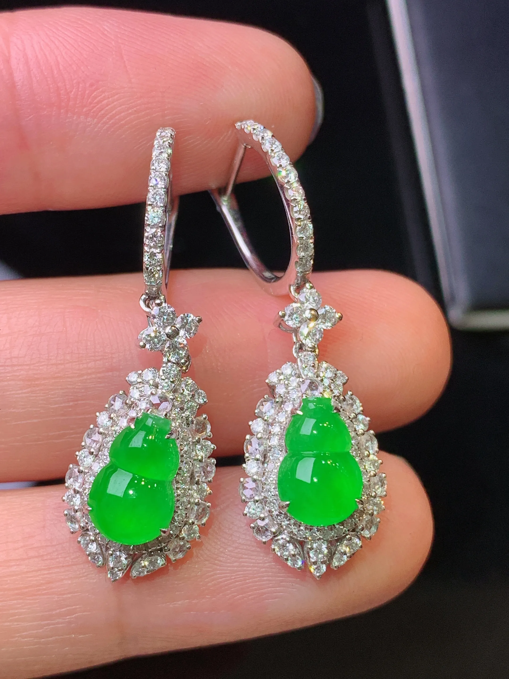 18k金钻镶嵌满绿葫芦耳坠 玉质细腻 水润亮眼 色泽艳丽 整体尺寸24.5*10.6*8