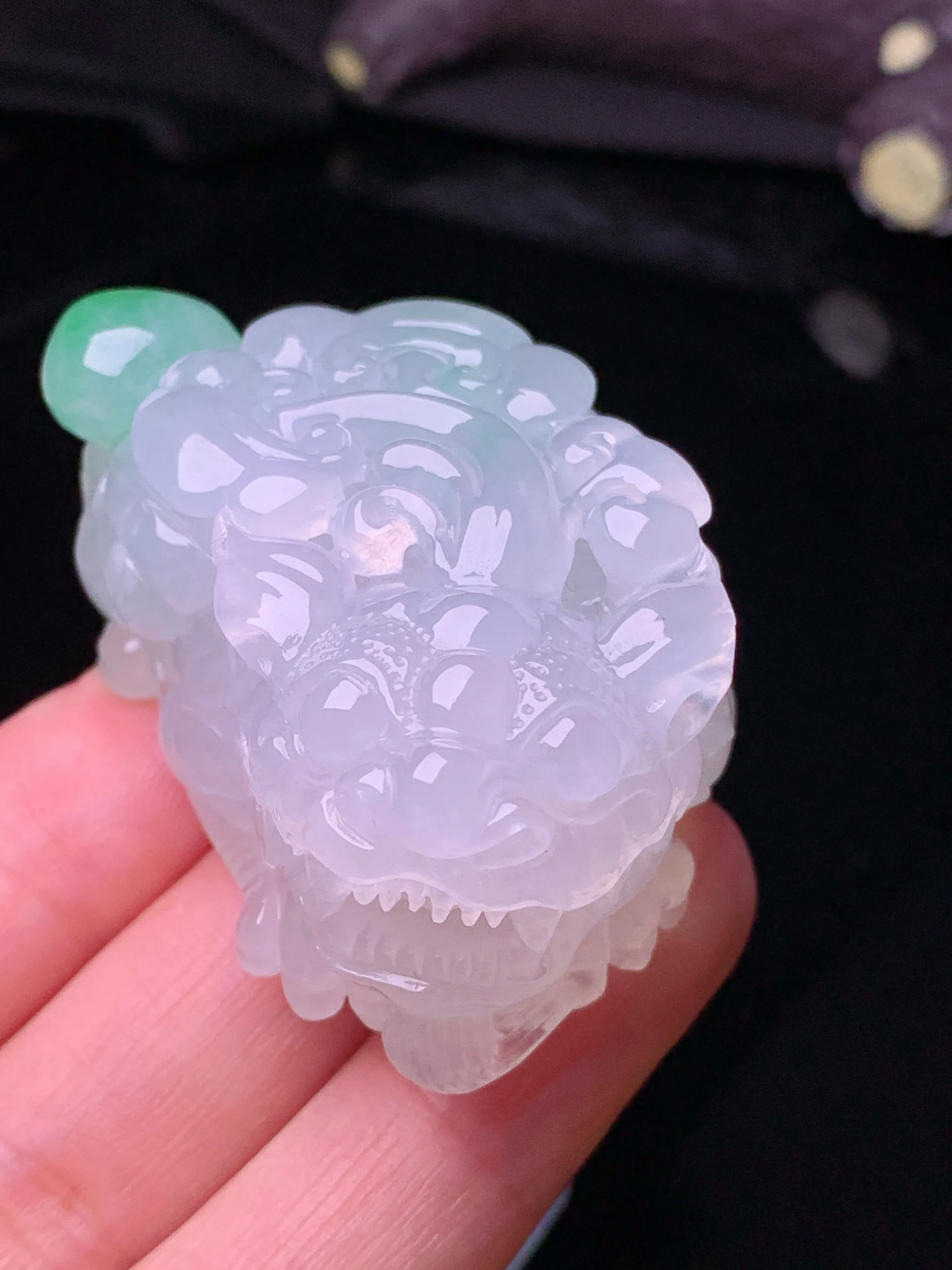 飘绿貔貅吊坠 玉质细腻 水润亮眼 色泽艳丽 整体尺寸47.2*31.5*22.6