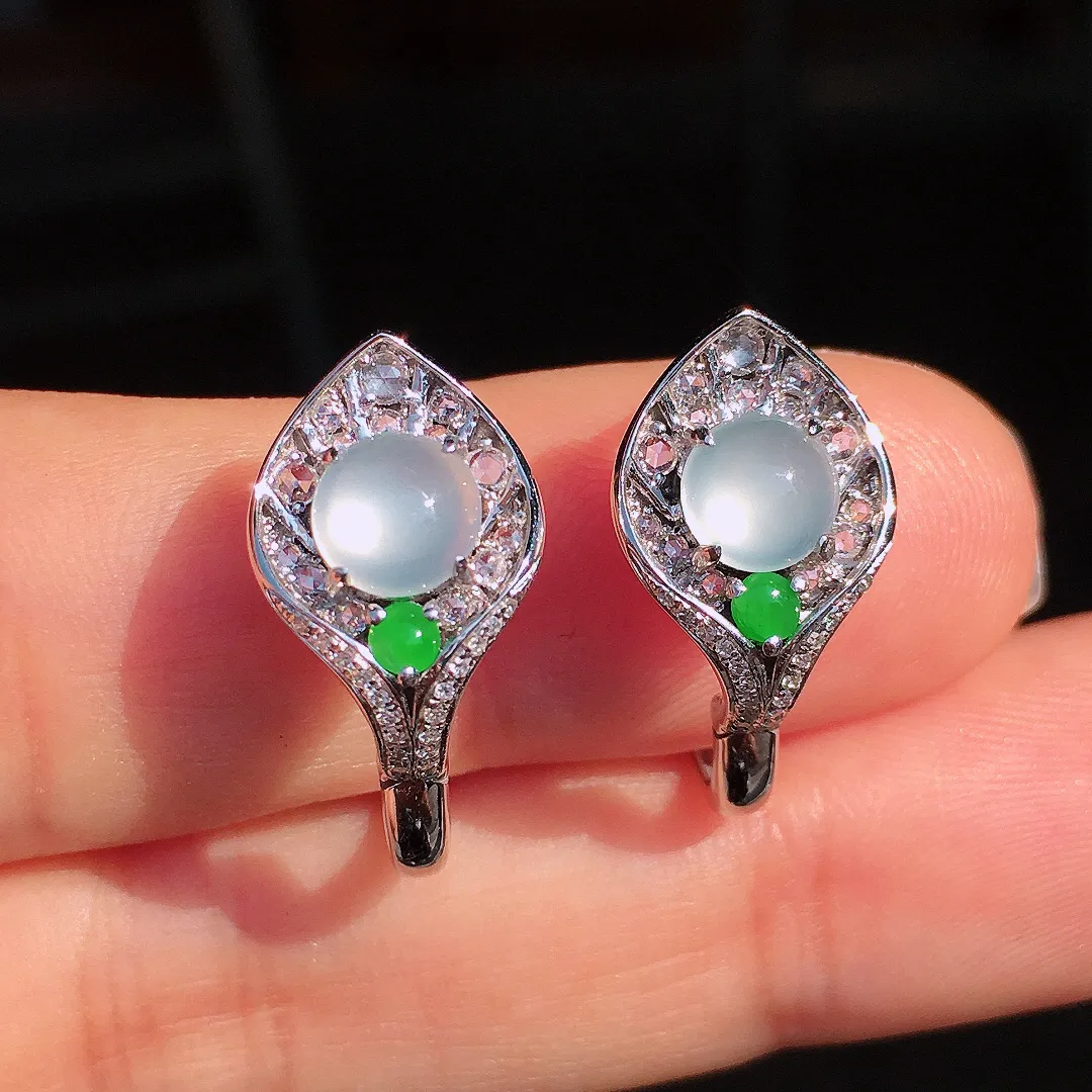 冰种蛋面耳钉，玉质细腻，荧光感超
强，饱满圆润，尽显优雅气质，18k
金豪华镶嵌