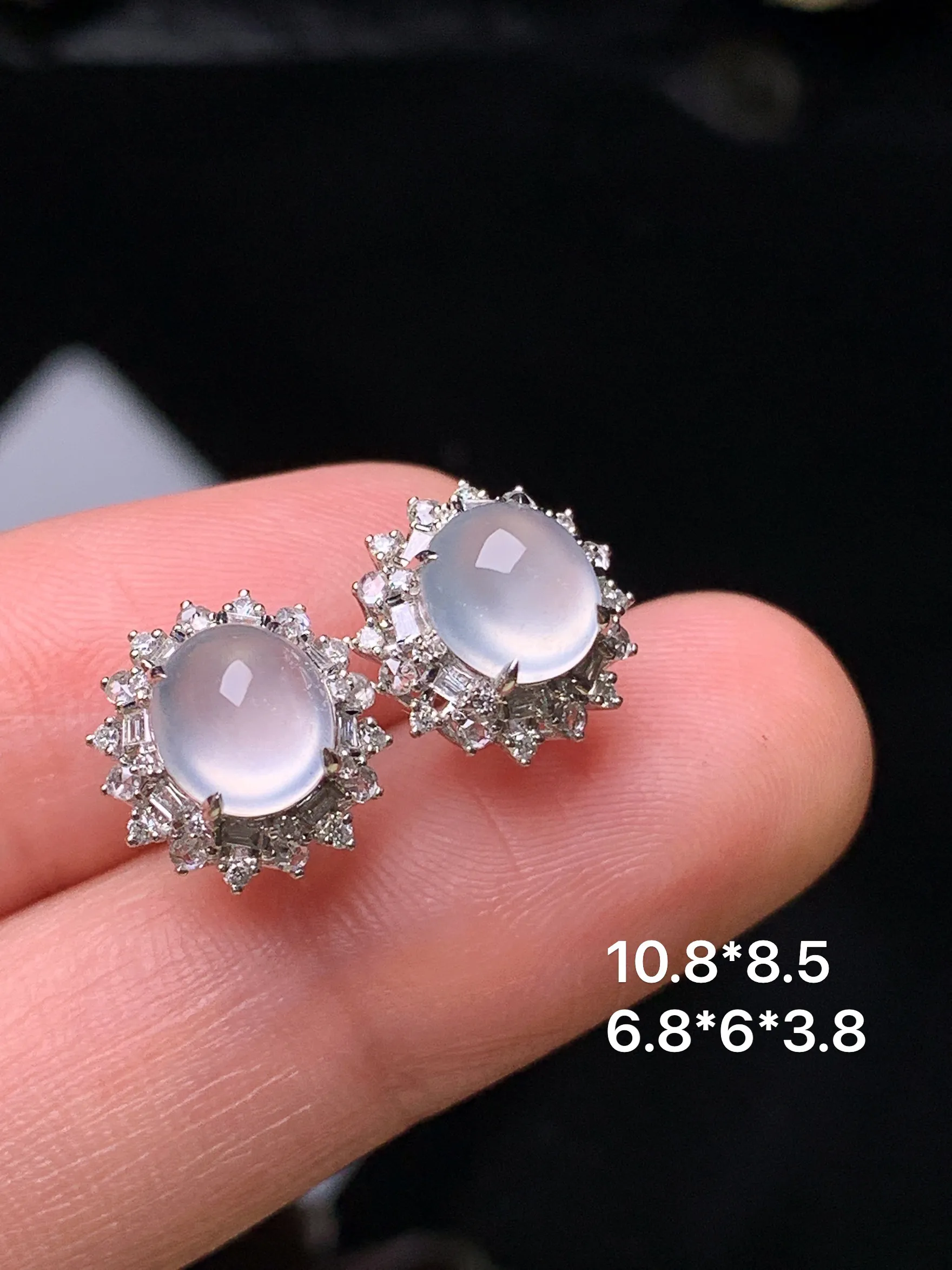 18k金钻镶嵌冰种蛋面耳钉吊 玉质细腻 水润亮眼 色泽艳丽 整体尺寸10.8*8.5