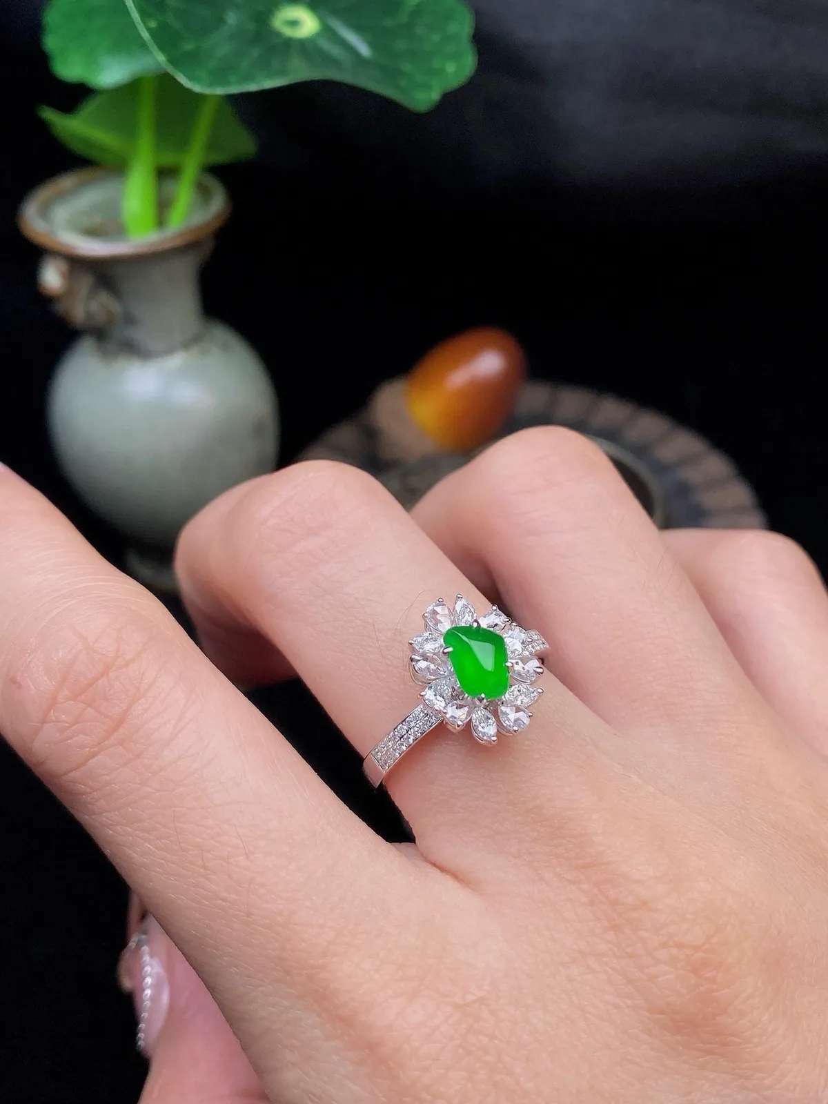 【冰种满绿蛋面戒指】种水色俱全，冰透闪亮，通透感饱满度很好，18k金钻镶嵌，裸石尺寸6.8*5.2*2.6毫米，圈口可改