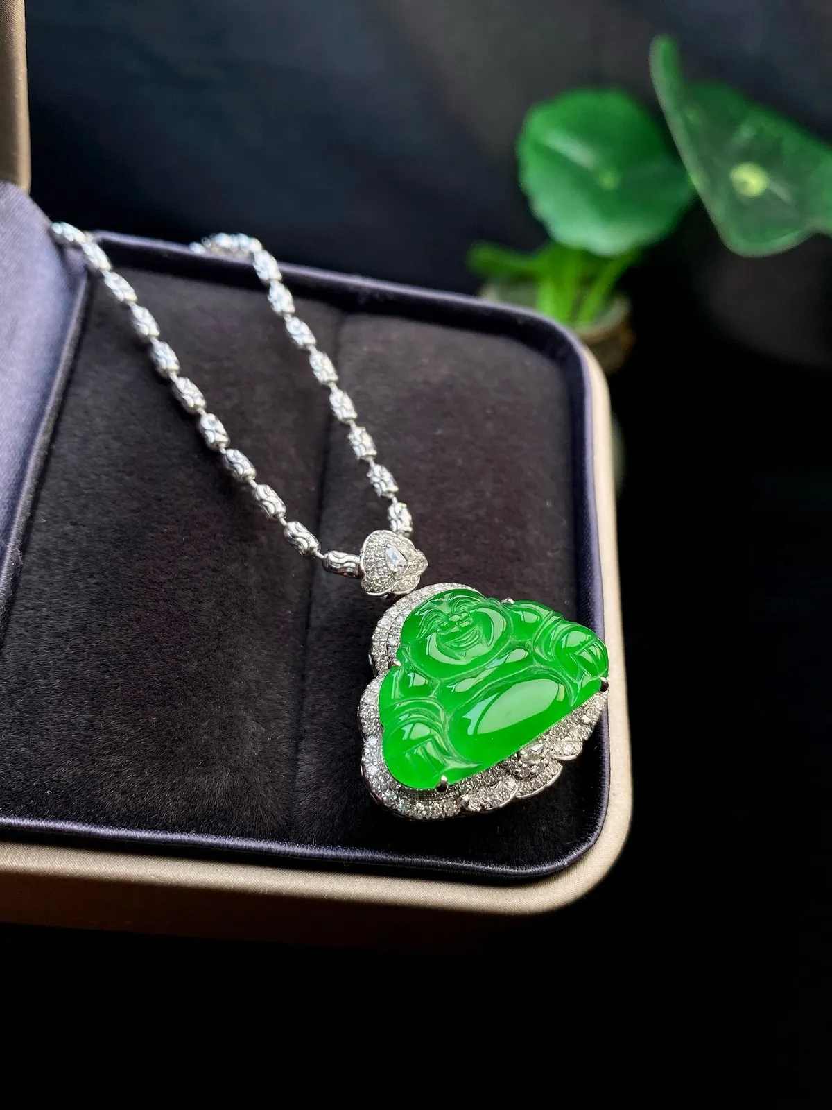 【冰种满绿佛公】种水上乘，晶莹剔透，纯净通透，莹光感很强。18k金钻镶嵌，裸石尺寸14.1*21.3