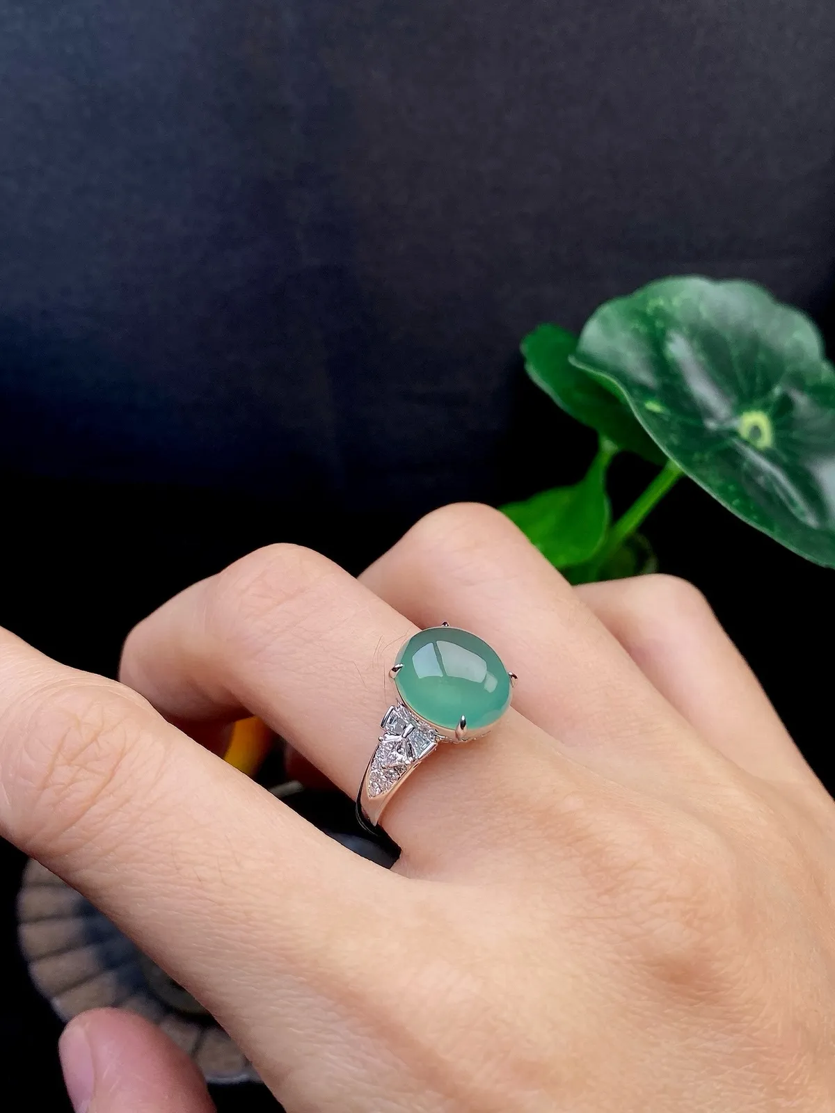 【冰种晴蛋面戒指】饱满度很好，无纹无裂，晶莹剔透，18k金钻镶嵌，裸石尺寸11.2*10.3*4.7毫米