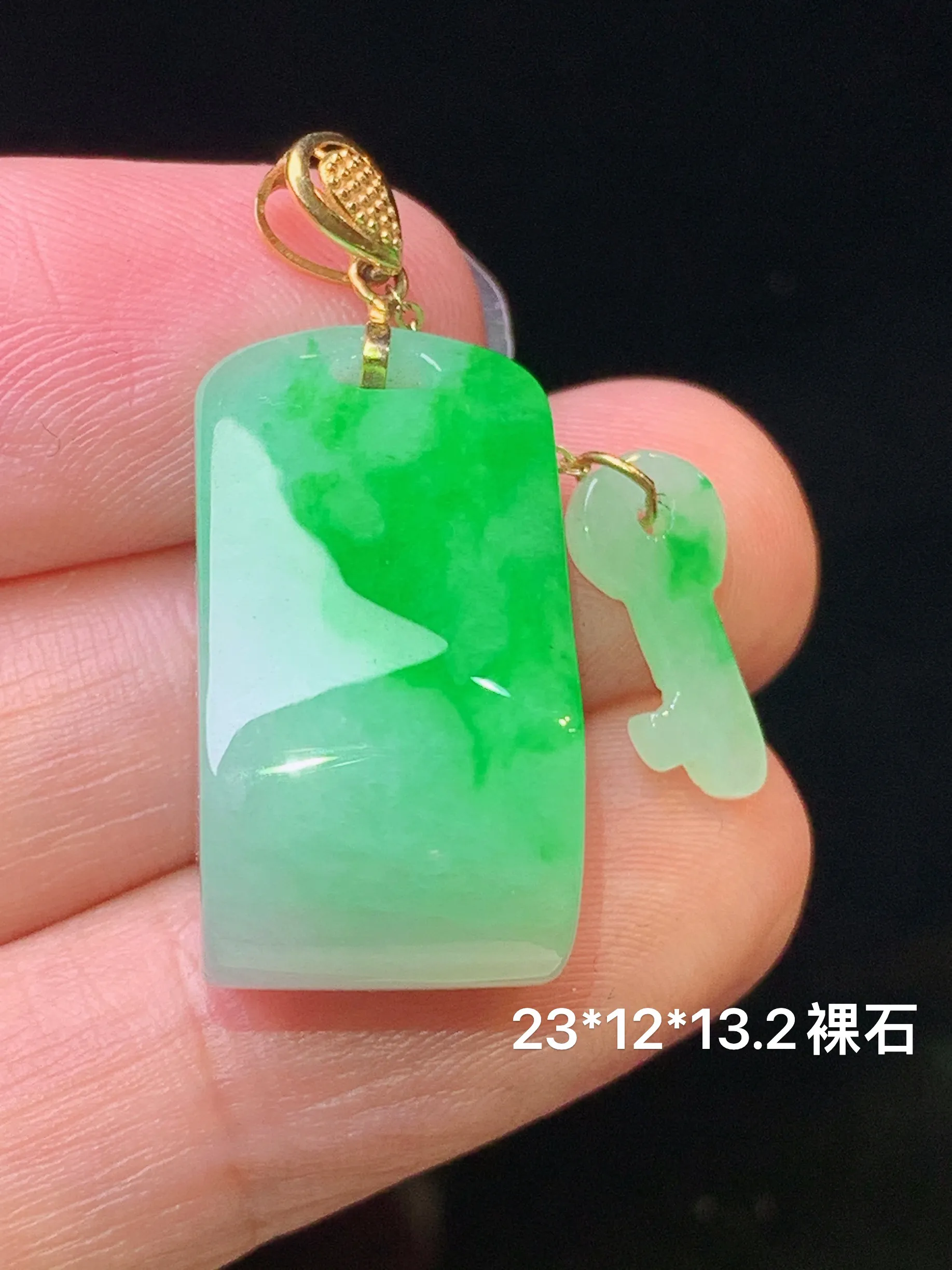 18k金镶嵌飘绿同心锁吊坠 玉质细腻 水润亮眼 色泽艳丽 整体尺寸23*12*13.2