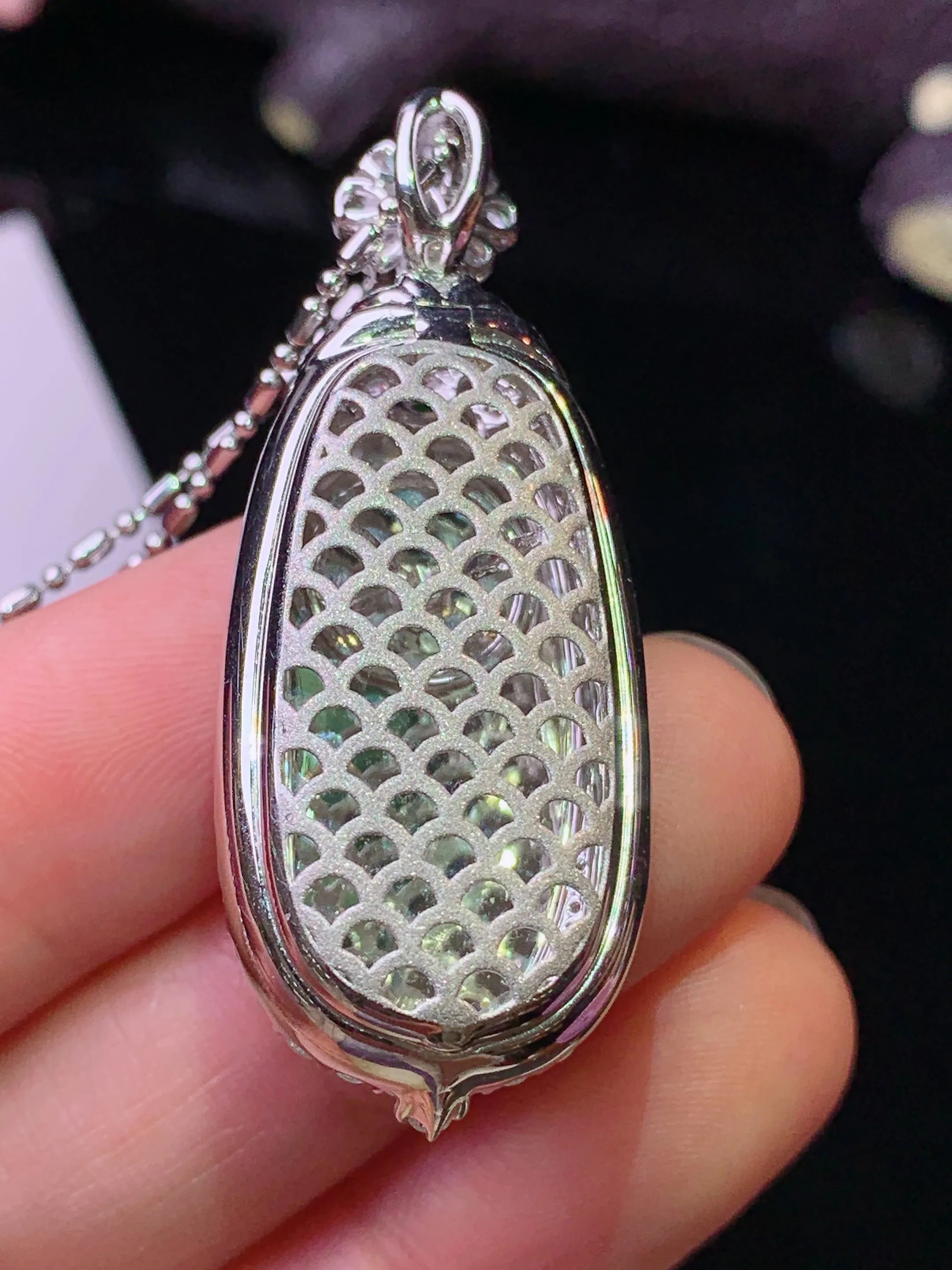 18k金钻镶嵌满绿福瓜吊坠 玉质细腻 水润亮眼 色泽艳丽 整体尺寸44.3*17.3*11.3