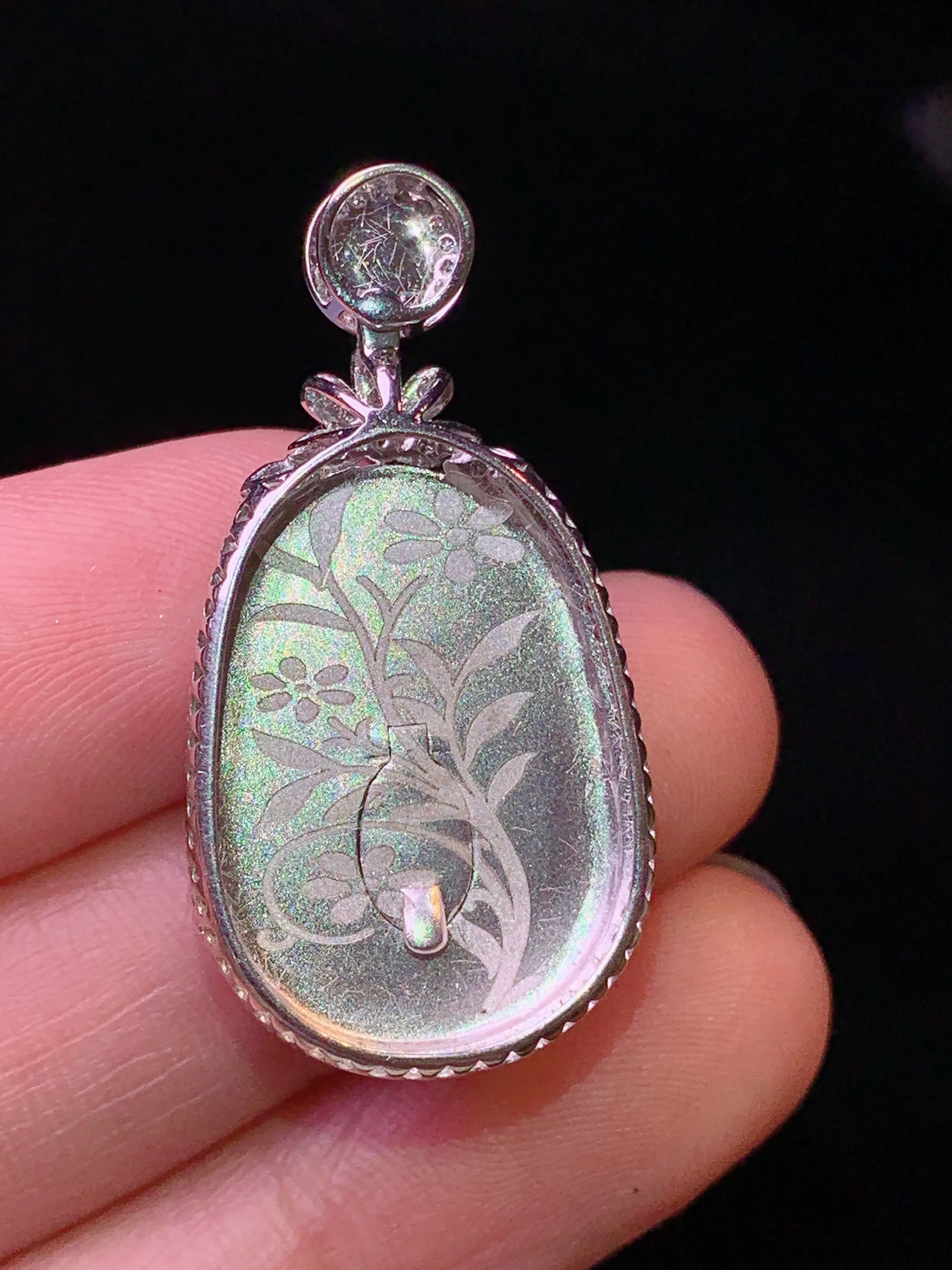 18k金钻镶嵌飘绿如意吊坠 玉质细腻 水润亮眼 色泽艳丽 整体尺寸33.7*17.3*6