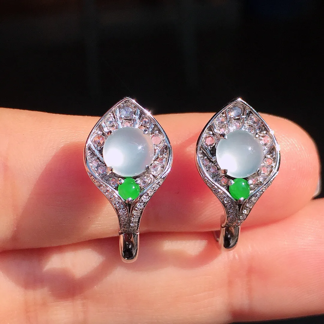 冰种蛋面耳钉，玉质细腻，荧光感超
强，饱满圆润，尽显优雅气质，18k
金豪华镶嵌