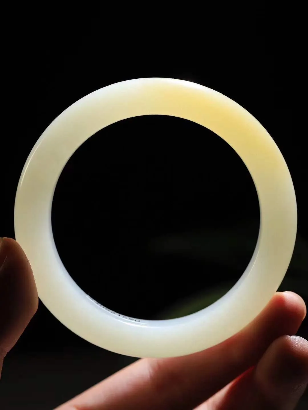 【暖玉生香·手镯】

精品和田玉糖白玉手镯，质地油润细腻，色泽高贵典雅，镯型古朴典雅。在诗情画意的雨巷相遇，你是我腕间的一抹风情，有你眸有深情，清风荡漾湖间静水，我愿俯身低眉，在烟波涟漪处，寻你深情倩影。内径58.5mm尺寸13-10.2mm重70.8克  69120858A