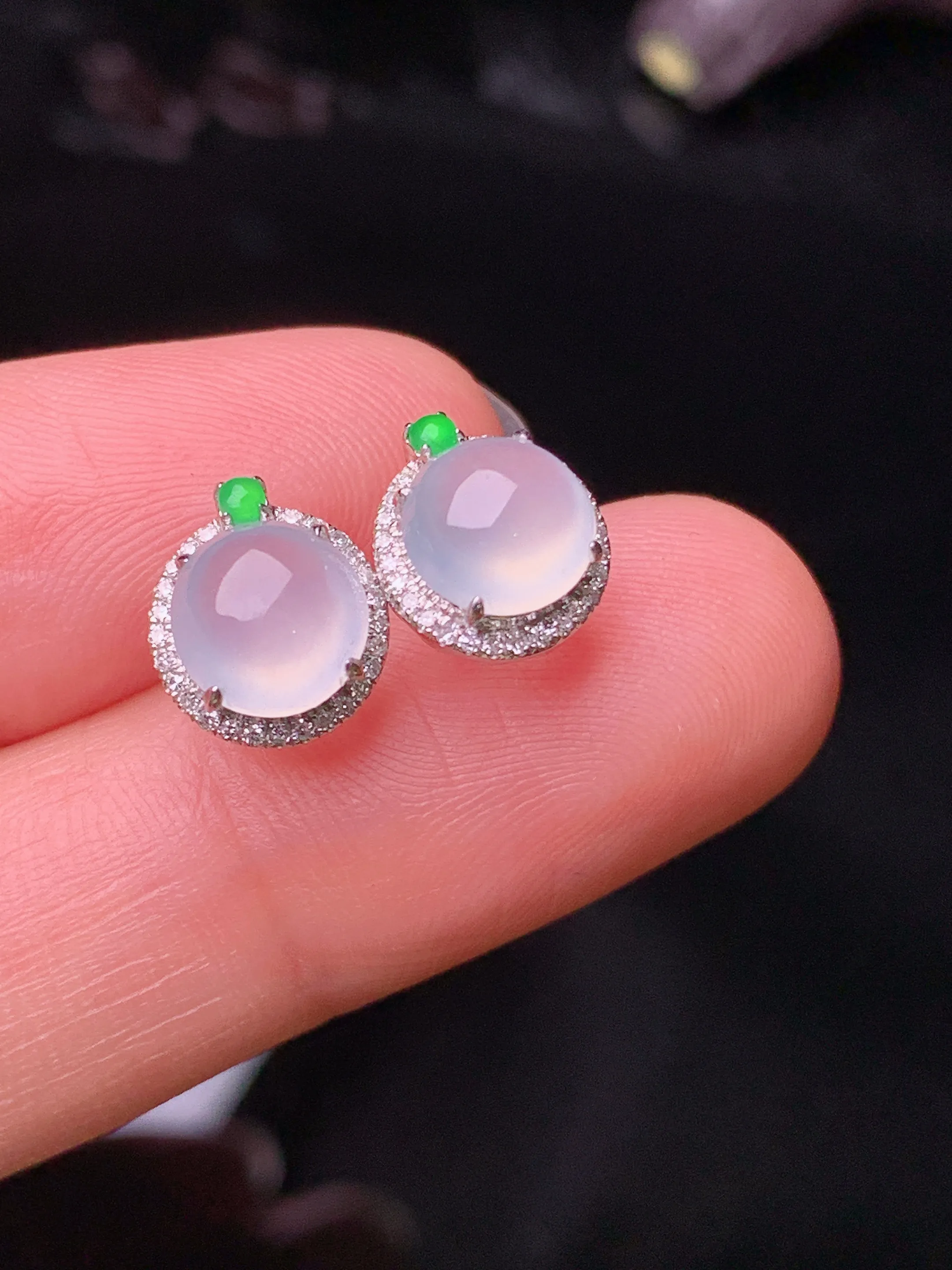 18k金钻镶嵌冰种蛋面耳钉 玉质细腻 水润亮眼 色泽艳丽 整体尺寸9.5*8.5*6.5