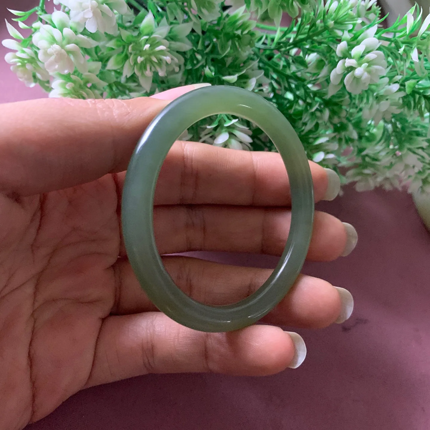 51圈口和田玉冰晴水色手镯【挽间柔情】，镯型古朴典雅。在诗情画意的雨巷相遇，你是我腕间的一抹风情，有