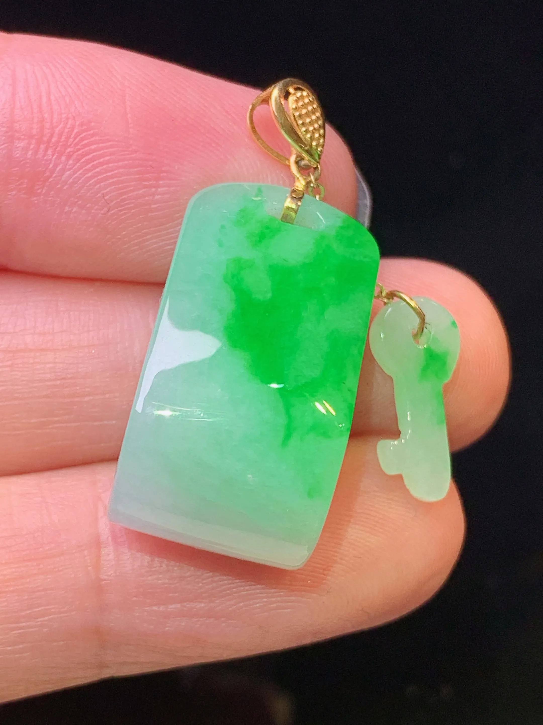 18k金镶嵌飘绿同心锁吊坠 玉质细腻 水润亮眼 色泽艳丽 整体尺寸23*12*13.2