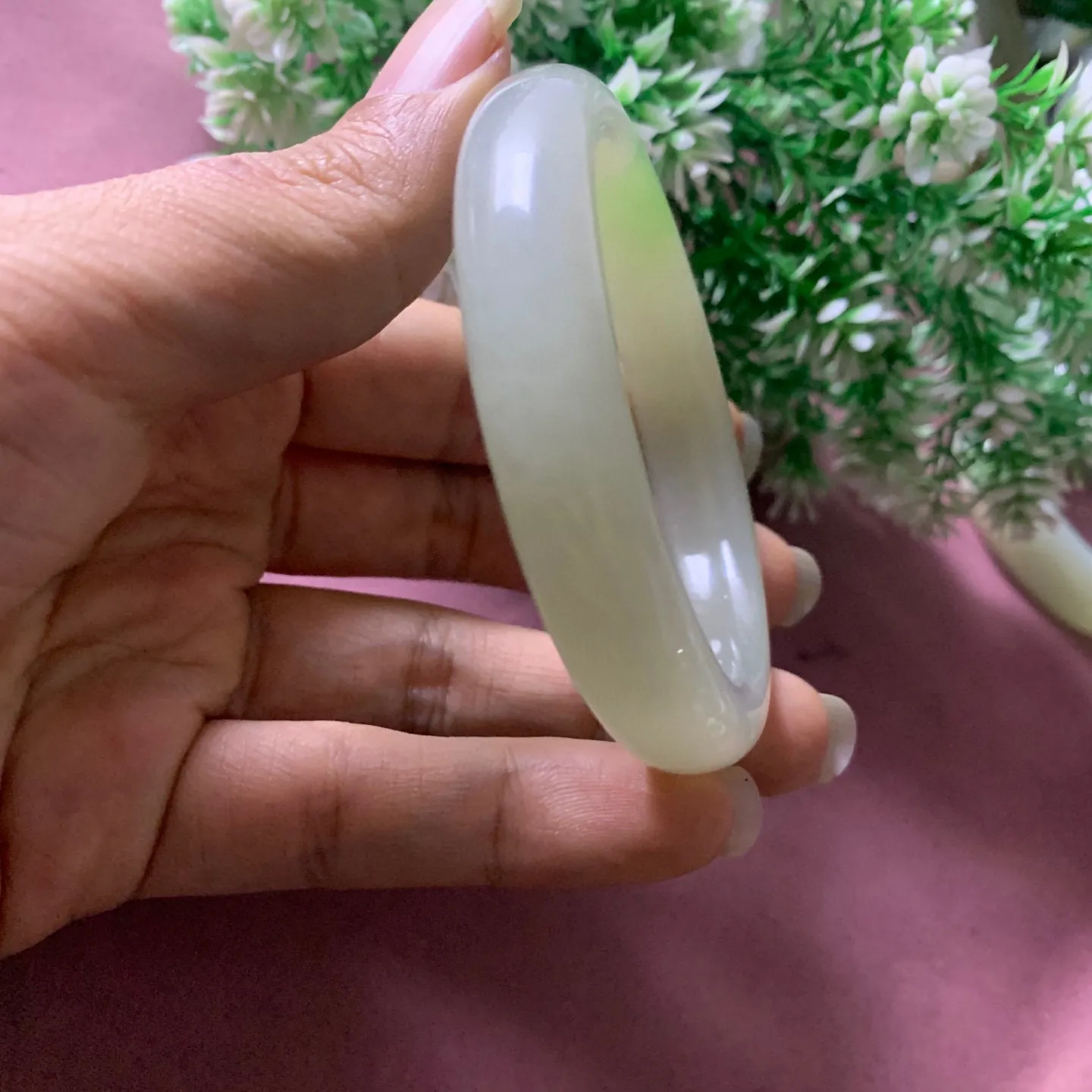 55圈口和田玉翠青手镯【挽间柔情】，镯型古朴典雅。在诗情画意的雨巷相遇，你是我腕间的一抹风情，有你眸有深情.清风荡漾湖间静水，我愿俯身低眉，在烟波涟漪处寻你