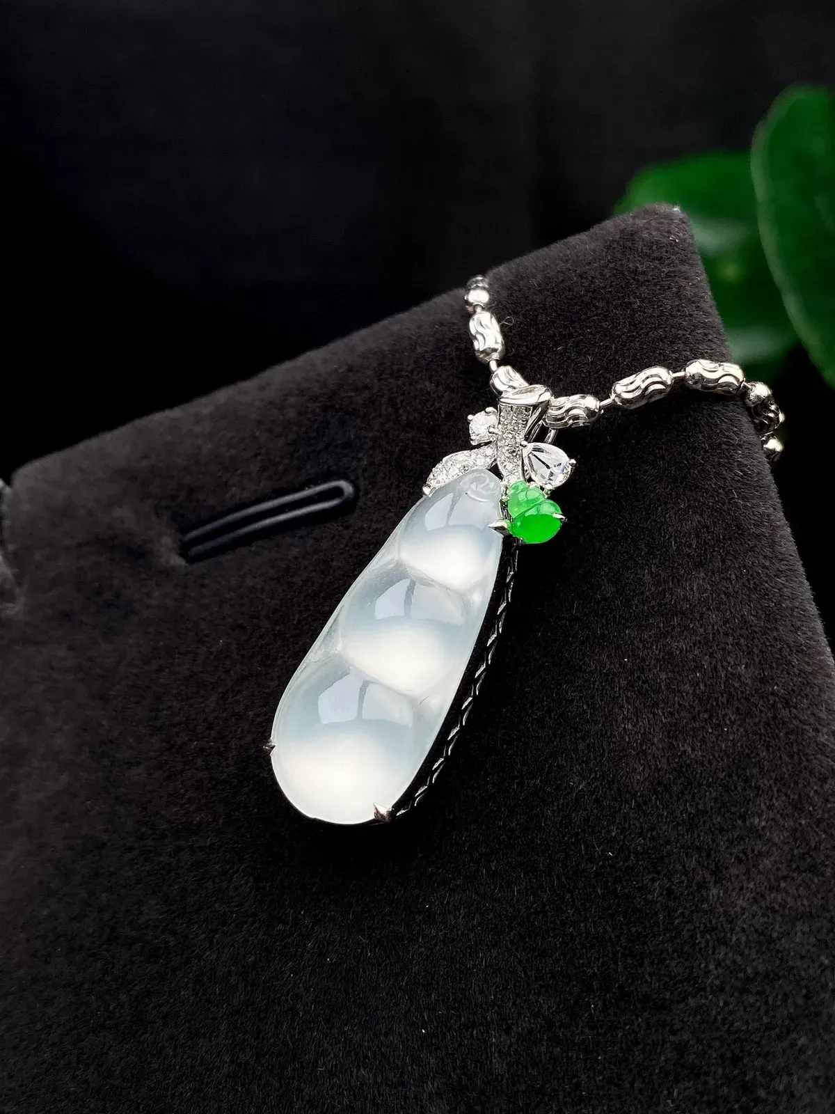 【冰种福豆吊坠】种地上乘，冰感十足，通透起光，饱满圆润，收藏品质，18k金钻镶嵌，裸石尺寸23.9*