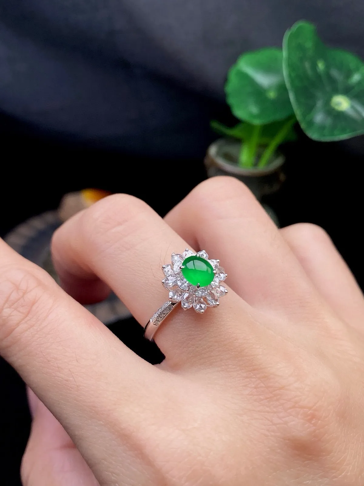 【冰种满绿蛋面戒指】种水色俱全，冰透闪亮，通透感饱满度很好，18k金钻镶嵌，裸石尺寸5.5*5*2.8毫米，圈口可改