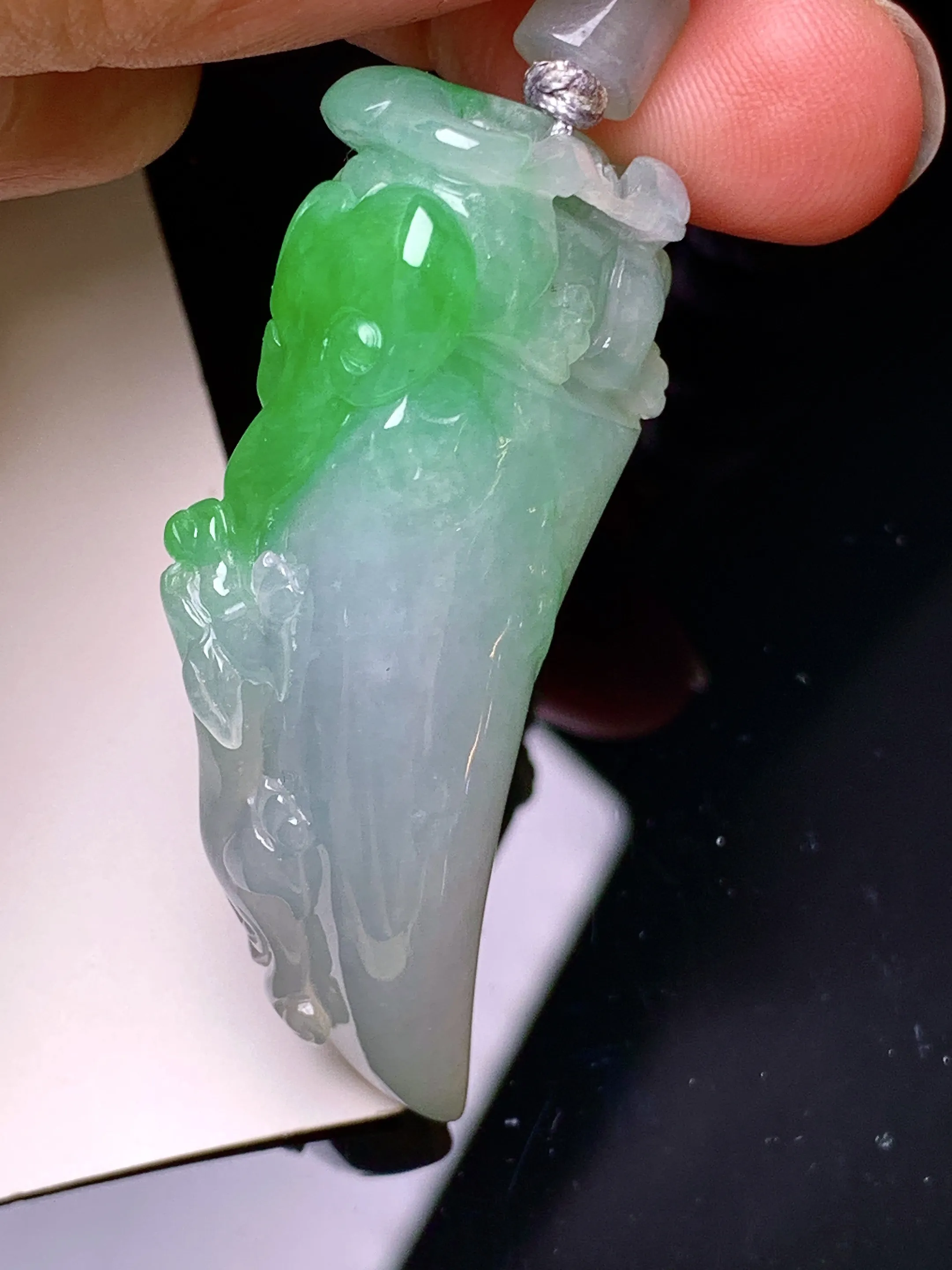 飘绿貔貅月牙吊坠 玉质细腻 水润亮眼 色泽艳丽 整体尺寸47.8*23.3*12.3