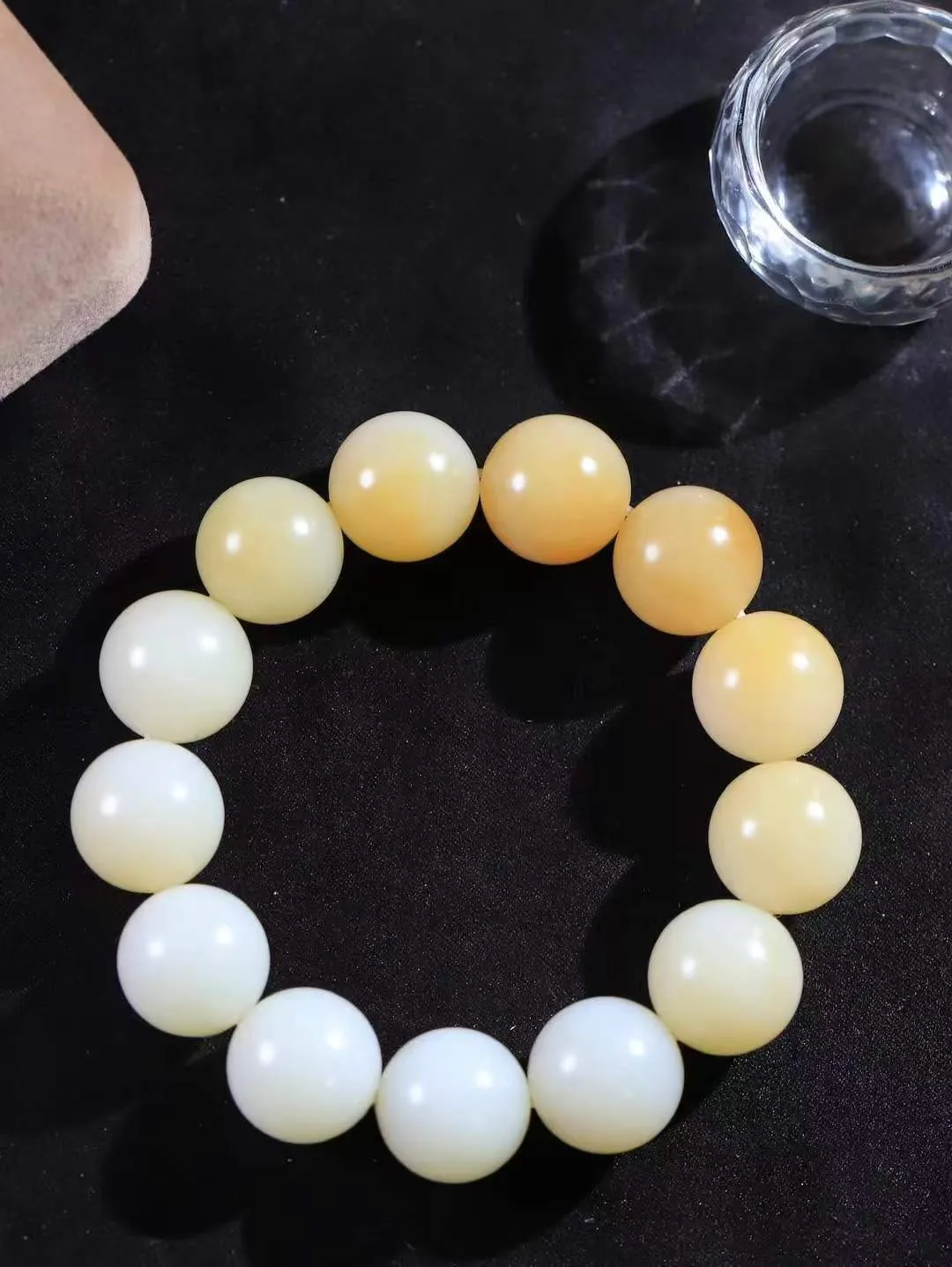 【珠圆玉润.手串】

精品和田玉糖白玉珠圆玉润手串 玉质温润细腻  整串打磨圆润，佩戴舒适。珠珠落玉盘，间关莺语花底滑，一生美好时光，无论身在何处，都有它相伴相守。事事顺遂，幸福美满，吉祥如意。重106.6克 尺寸取一17.5mm  FD L-79120868