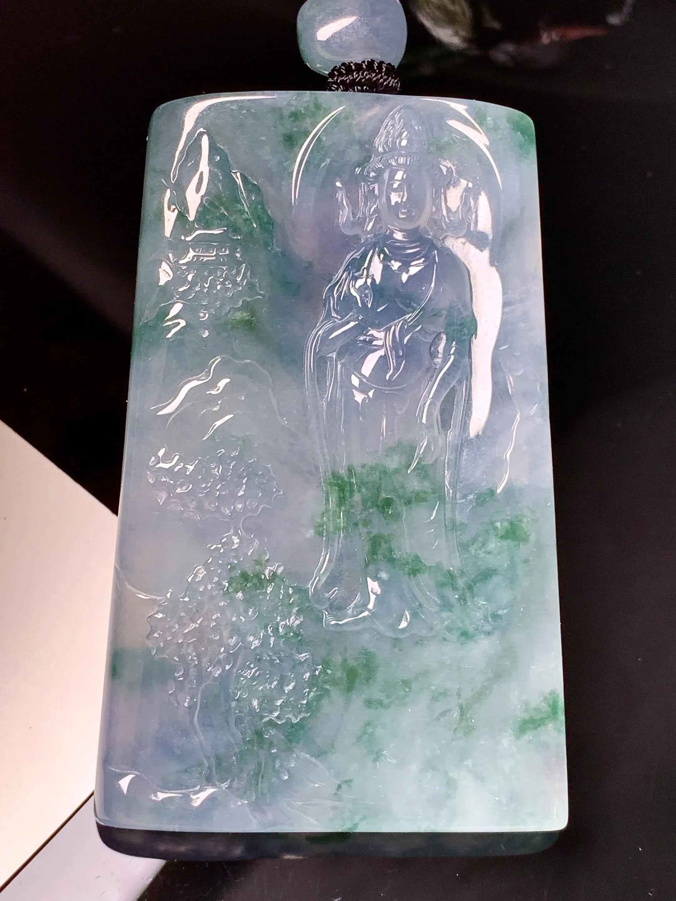 冰种山水飘绿观音吊坠 玉质细腻 水润亮眼 色泽艳丽 整体尺寸64*40.5*6
