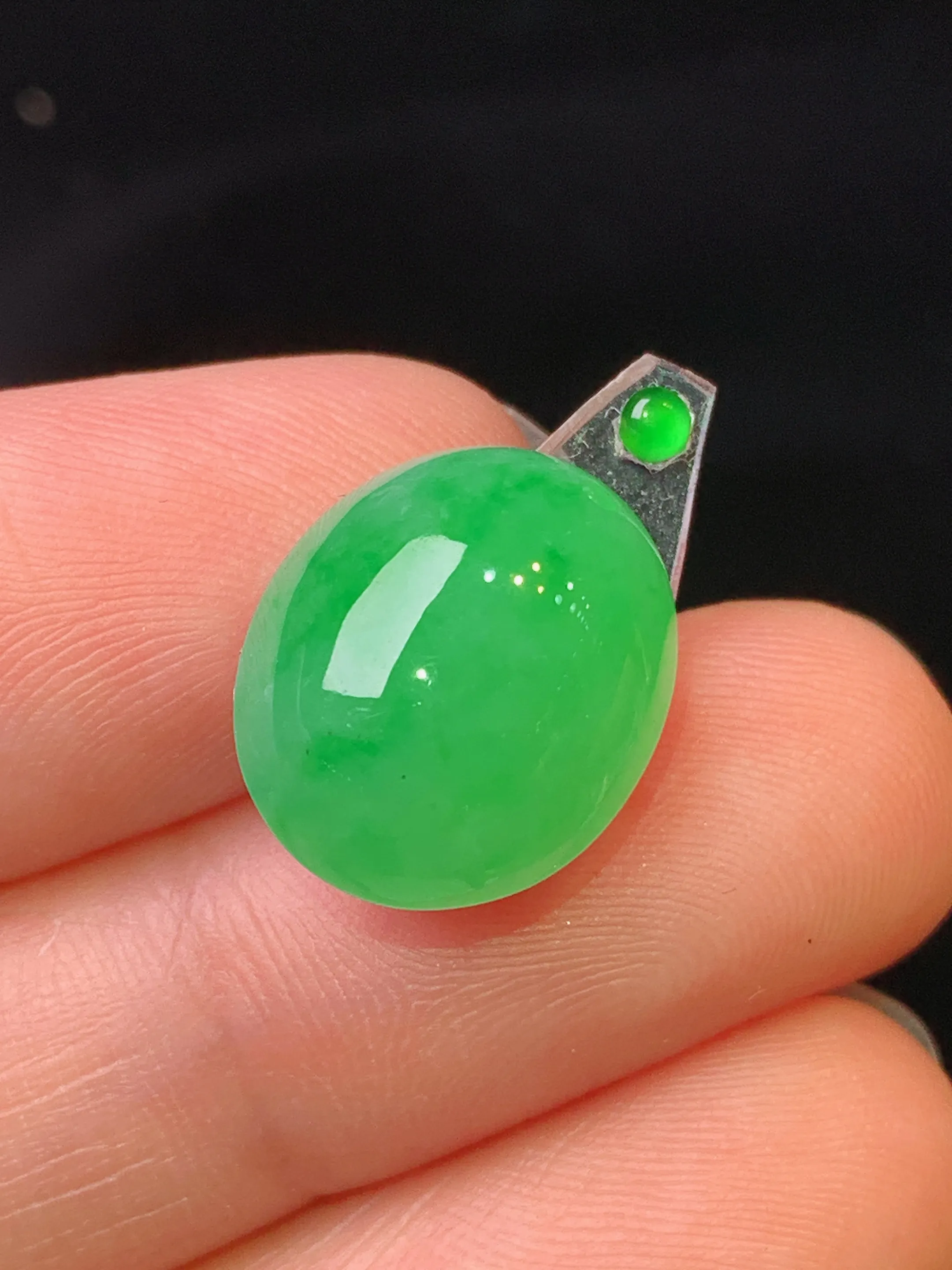 镶嵌款 满绿蛋面吊坠 玉质细腻 水润亮眼 色泽艳丽 整体尺寸14.6*12*7