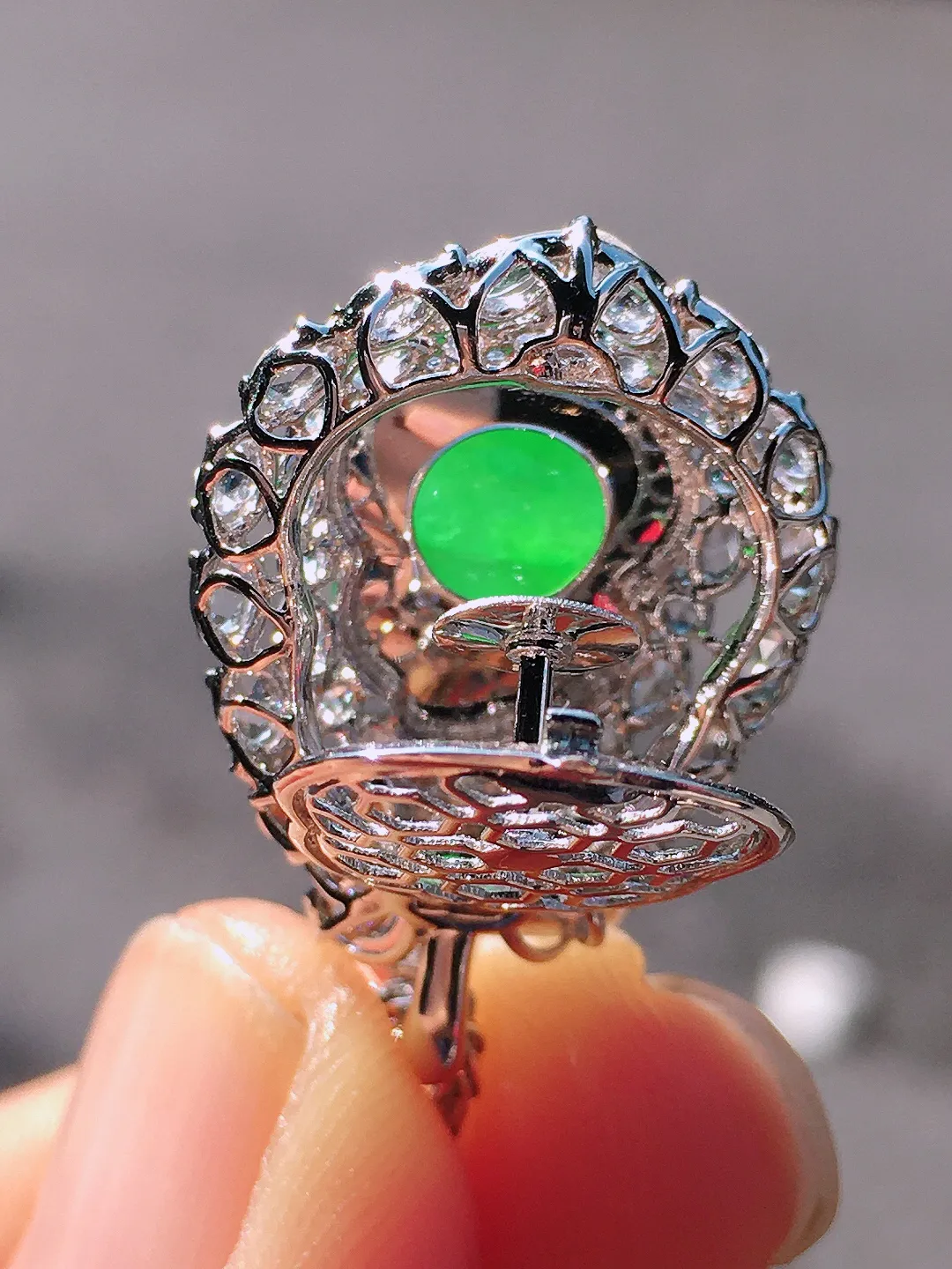 阳绿葫芦吊坠，色泽均匀艳丽，玉质细腻，荧光感超
强，饱满圆润，尽显优雅气质，18k
金豪华镶嵌