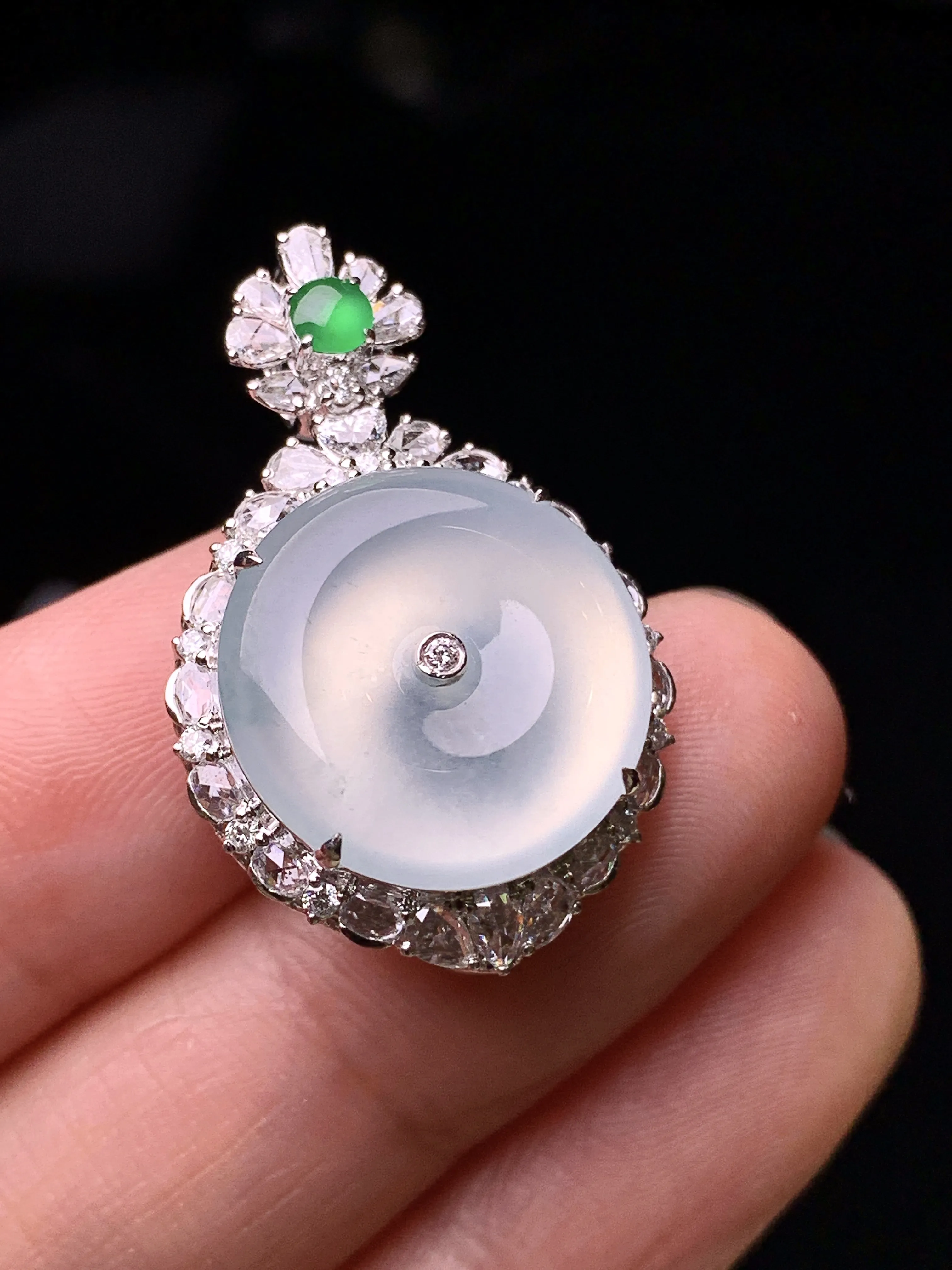 18k金钻镶嵌冰种平安扣吊坠 玉质细腻 水润亮眼 色泽艳丽 整体尺寸29.8*19*9.6