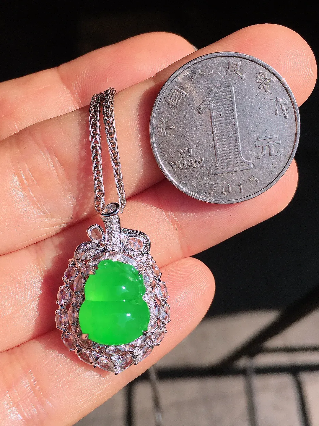 阳绿葫芦吊坠，色泽均匀艳丽，玉质细腻，荧光感超
强，饱满圆润，尽显优雅气质，18k
金豪华镶嵌
