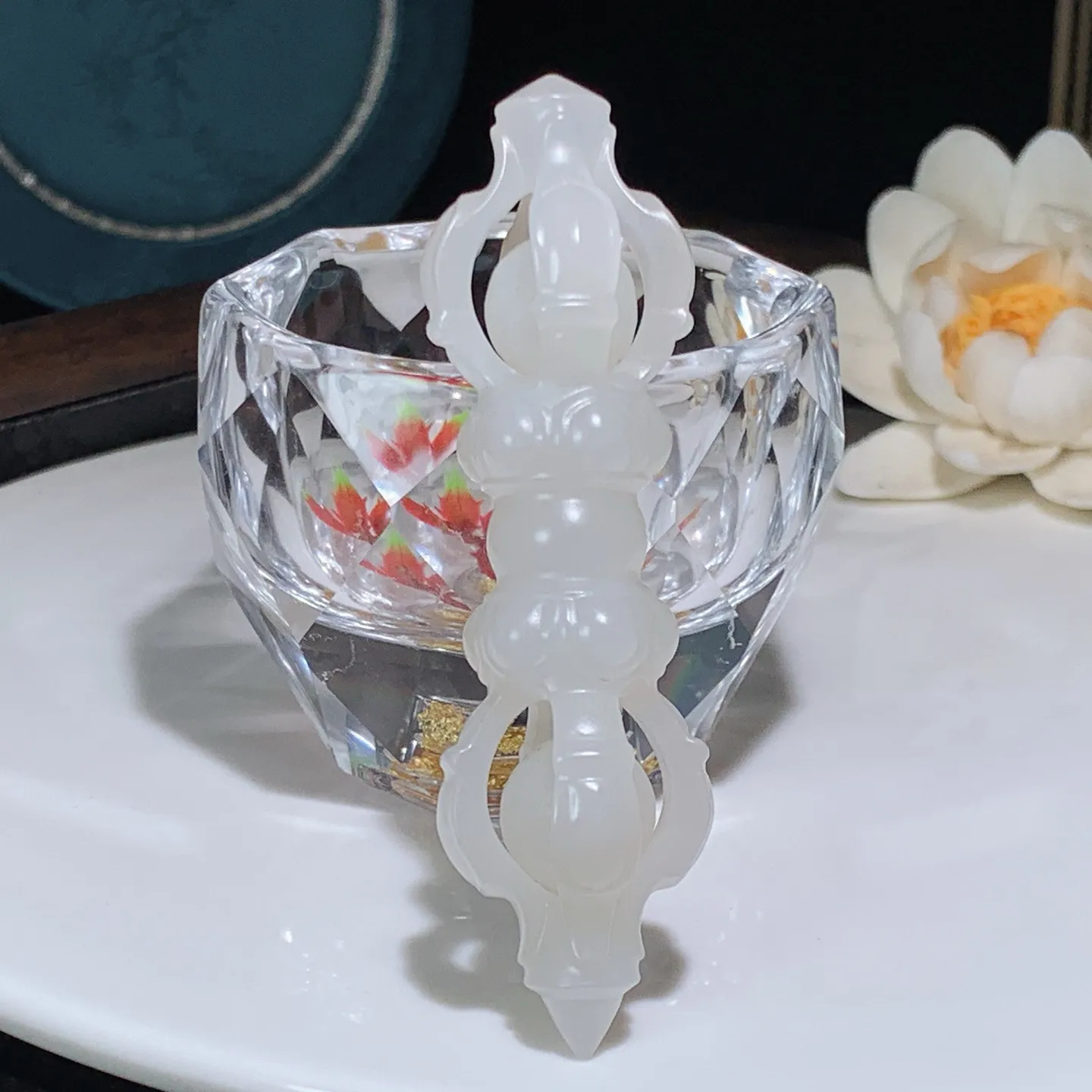 和田玉白玉羊脂白降魔杵挂件。尺寸80/23/23重30.7克。白度一级。玉质细腻油润。手推出油。佩戴高端典雅。lt251208