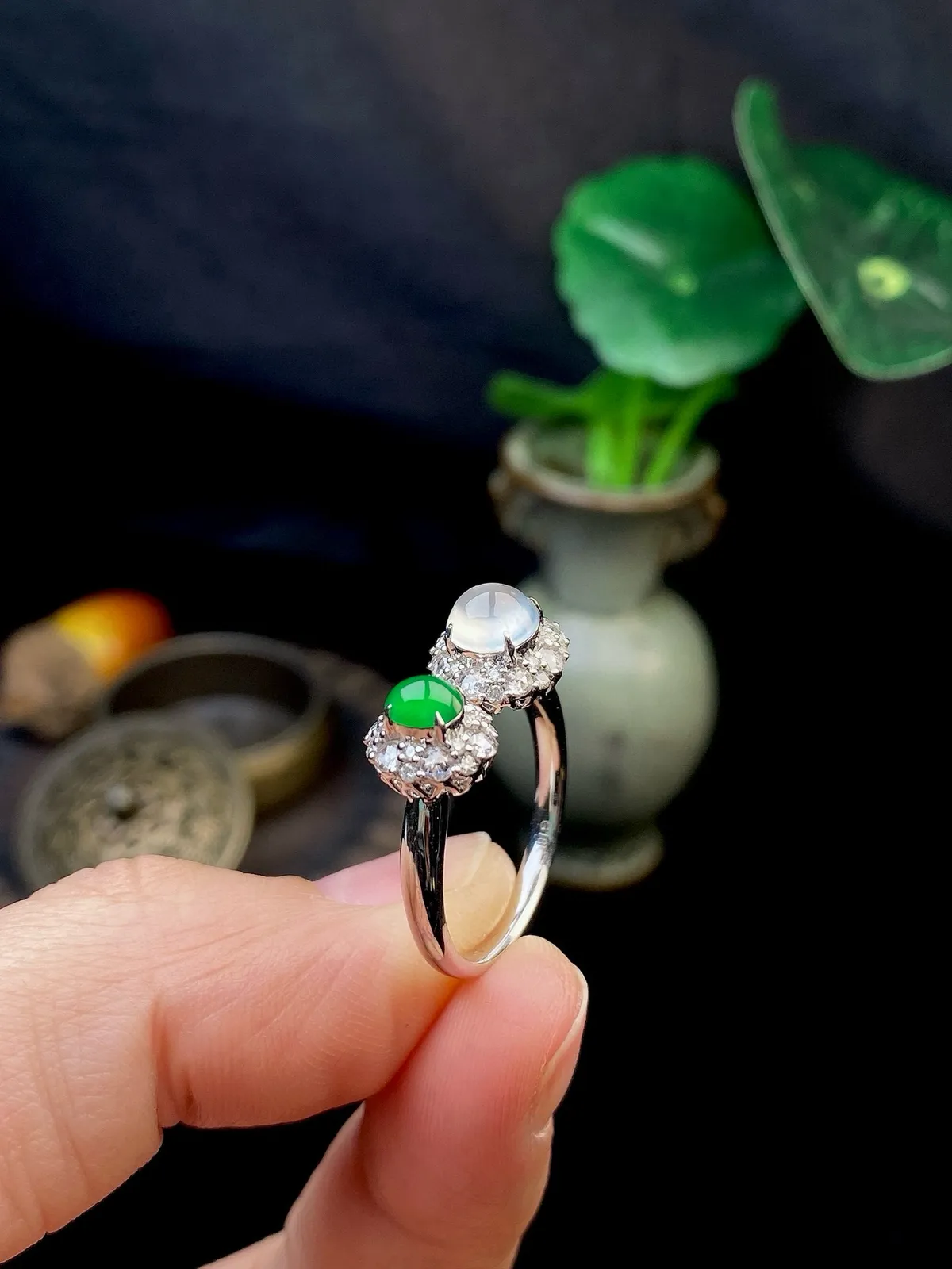 【冰种满绿+白蛋面戒指】种水色俱全，冰透闪亮，通透感饱满度很好，18k金钻镶嵌，裸石尺寸5.8*2.