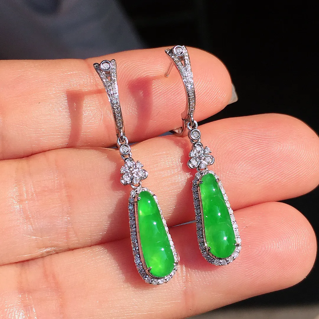 阳绿福豆耳坠，色泽均匀艳丽，玉质细腻，荧光感超
强，饱满圆润，尽显优雅气质，18k
金豪华镶嵌