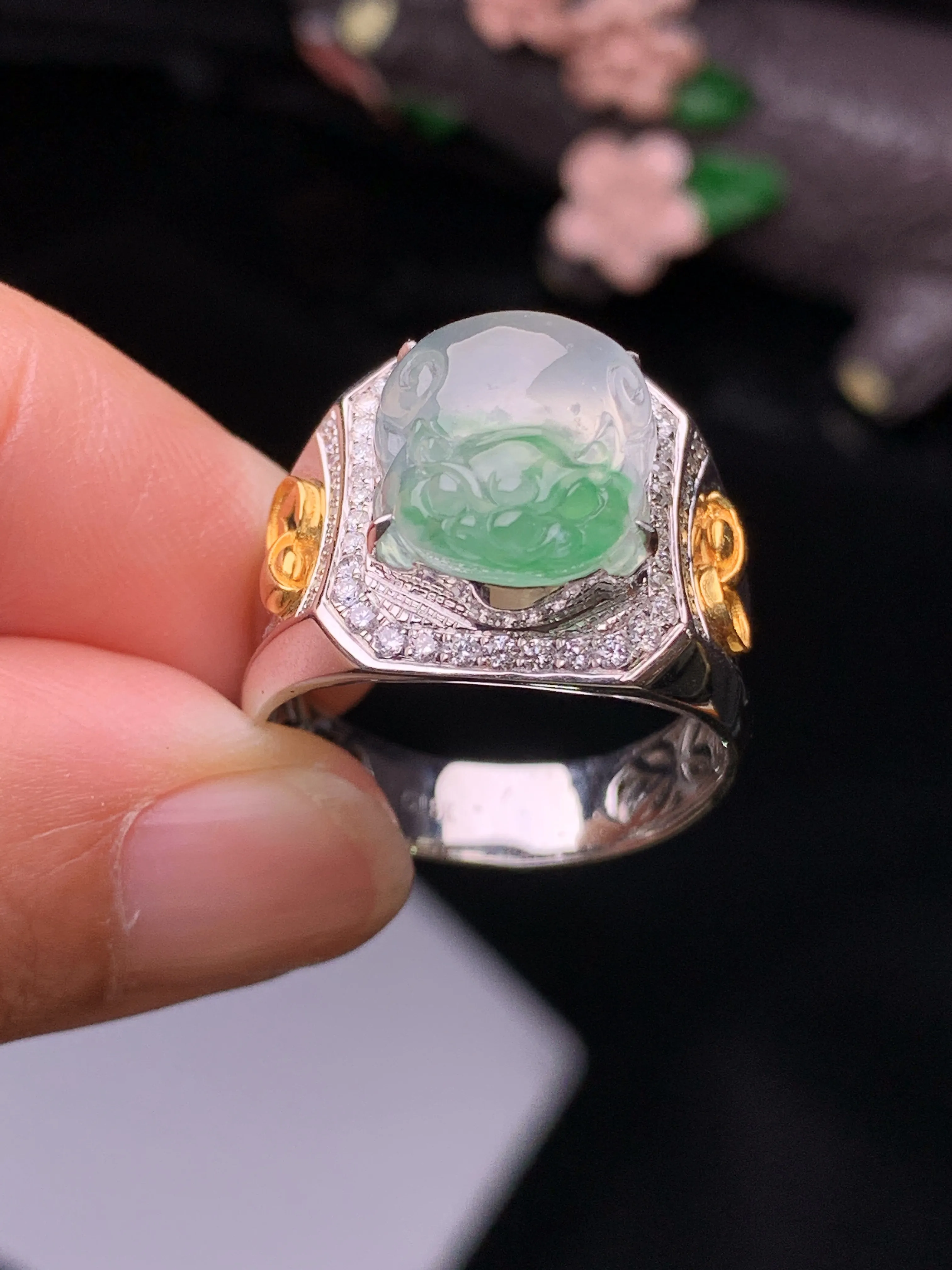 18k金钻镶嵌冰种飘绿貔貅戒指 玉质细腻 水润亮眼 色泽艳丽 圈口20 裸石尺寸13.6*11.2*5