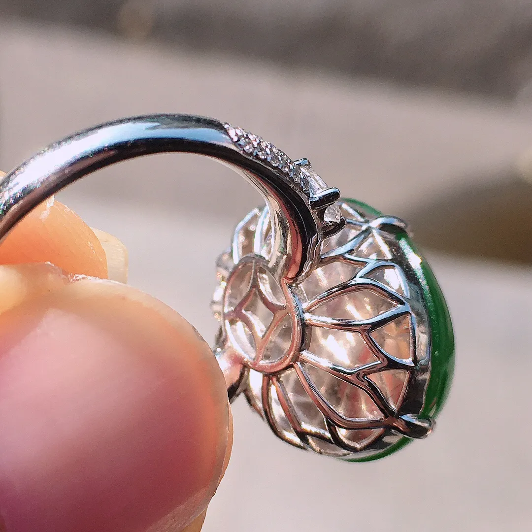 阳绿蛋面戒指，色泽均匀艳丽，玉质细腻，荧光感超
强，饱满圆润，尽显优雅气质，18k
金豪华镶嵌