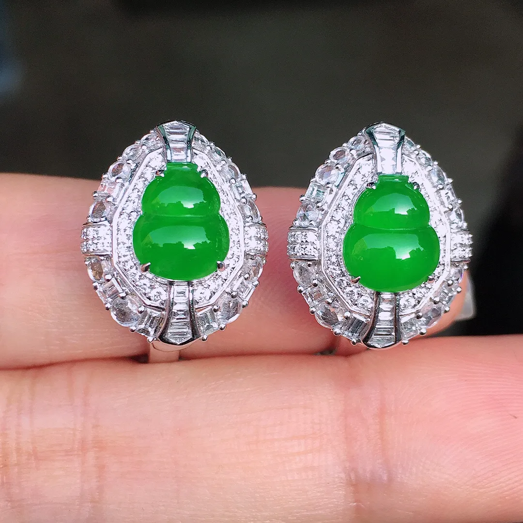 阳绿葫芦耳钉，色泽均匀艳丽，玉质细腻，荧光感超
强，饱满圆润，尽显优雅气质，18k
金豪华镶嵌