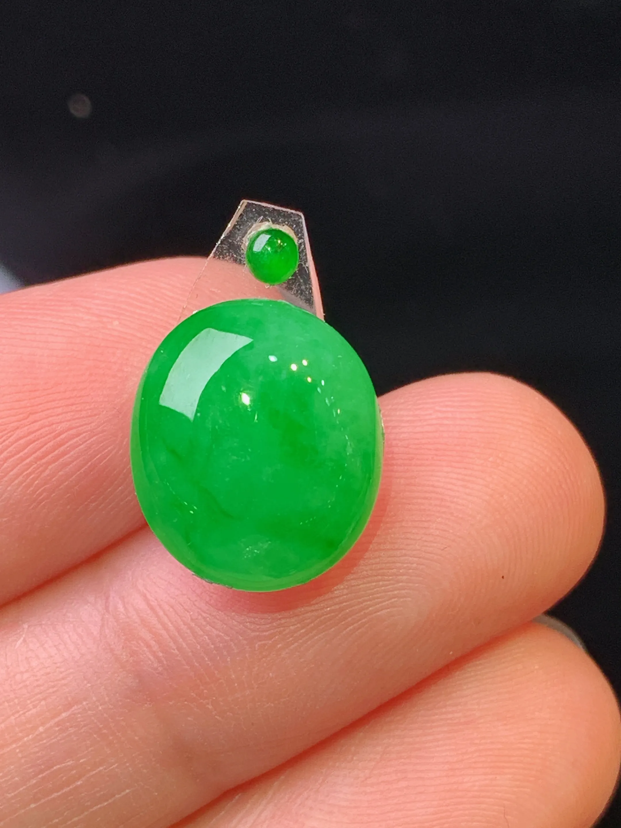 镶嵌款 满绿蛋面吊坠 玉质细腻 水润亮眼 色泽艳丽 整体尺寸13.2*11.6*5.5