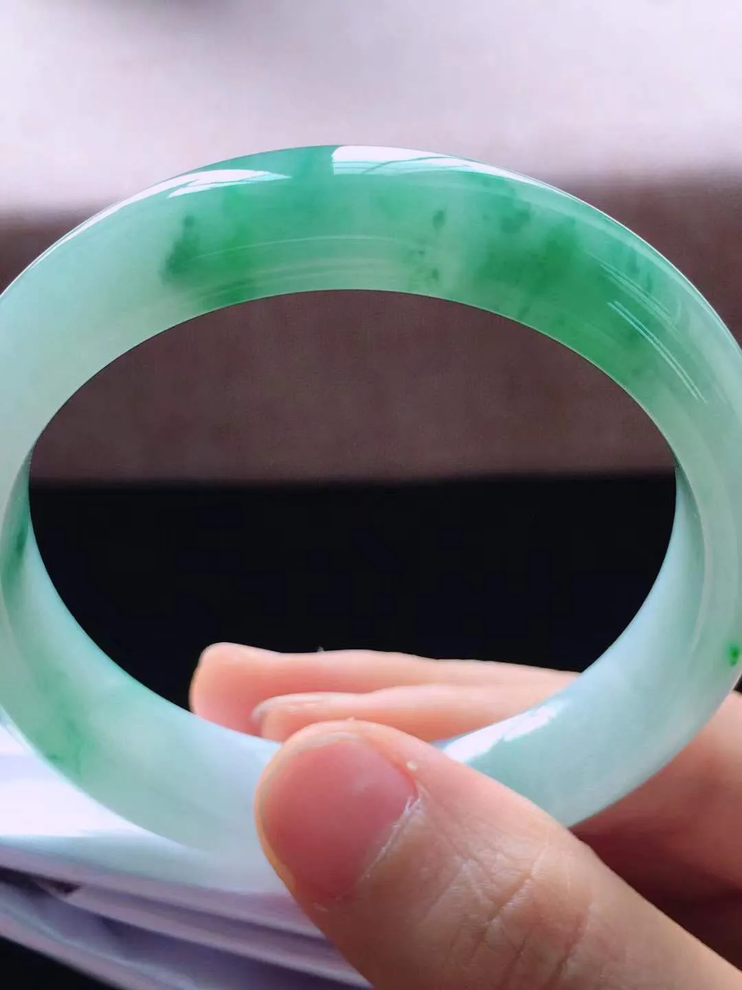 【翡翠名称】老种冰飘花53.8正圈口翡翠手镯
【翡翠尺寸】53.8*12.6*7.8mm适合53-55正圈口佩戴
【翡翠描述】缅甸天然翡翠A货，种老水足，玉质细腻，色泽靓丽，性价比高，佩戴效果好！