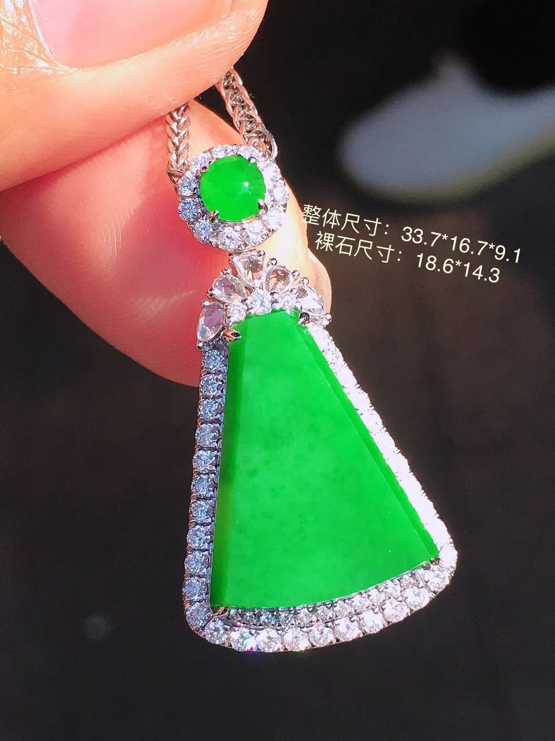 阳绿无事牌吊坠，色泽均匀艳丽，玉质细腻，荧光感超
强，饱满圆润，尽显优雅气质，18k
金豪华镶嵌