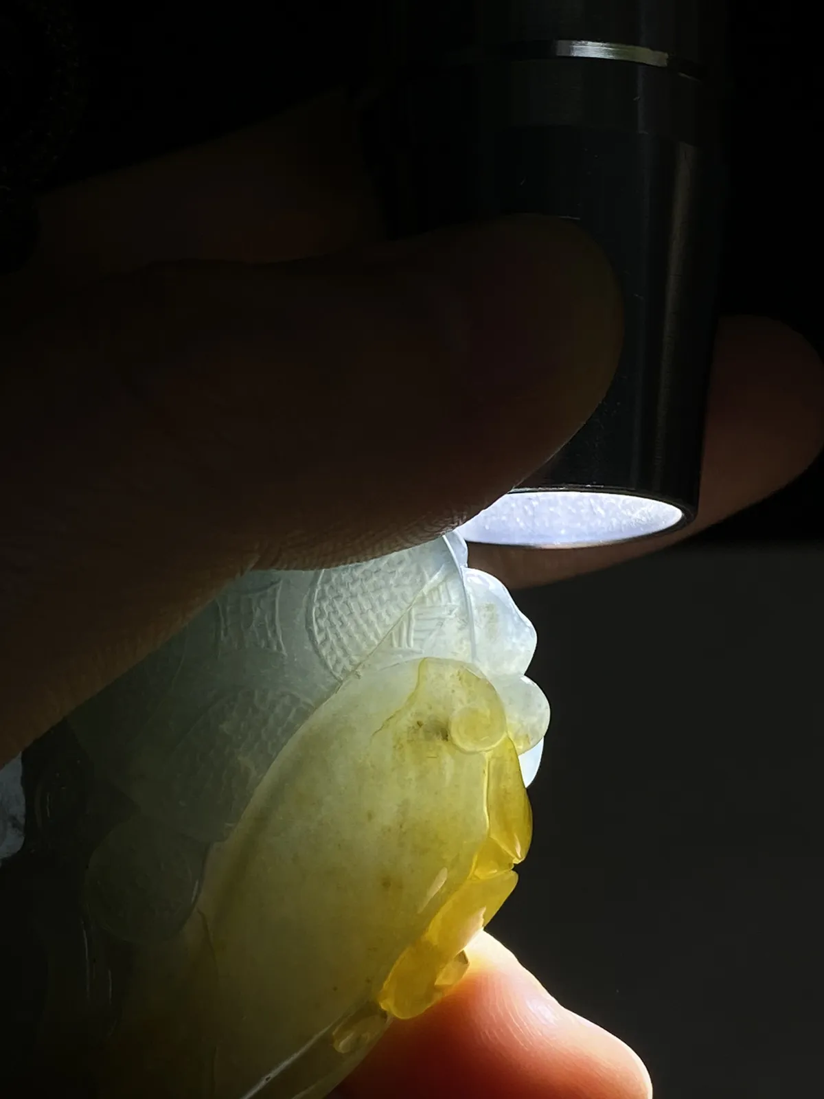 翡翠冰糯种黄色吊坠，配珠未测