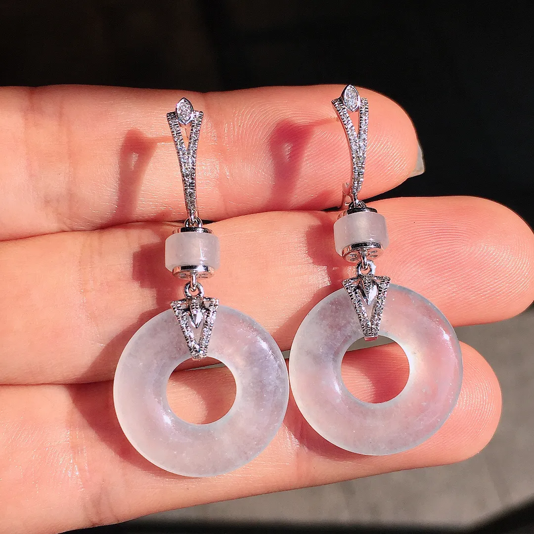 冰种平安扣耳坠，玉质细腻，荧光感超
强，饱满圆润，尽显优雅气质，18k
金豪华镶嵌