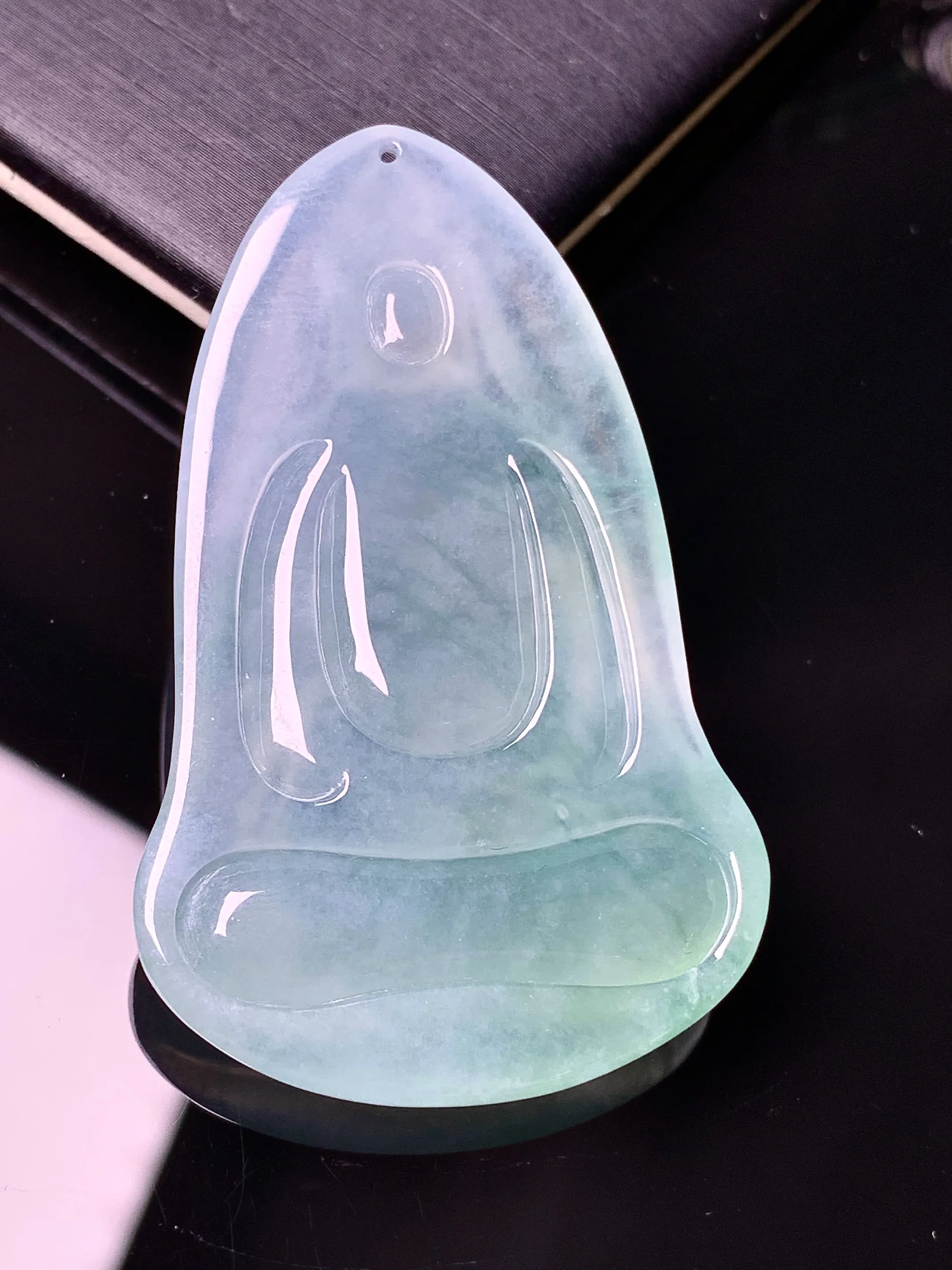 冰种飘绿观音吊坠 玉质细腻 水润亮眼 色泽艳丽 整体尺寸50.8*31.2*5.8