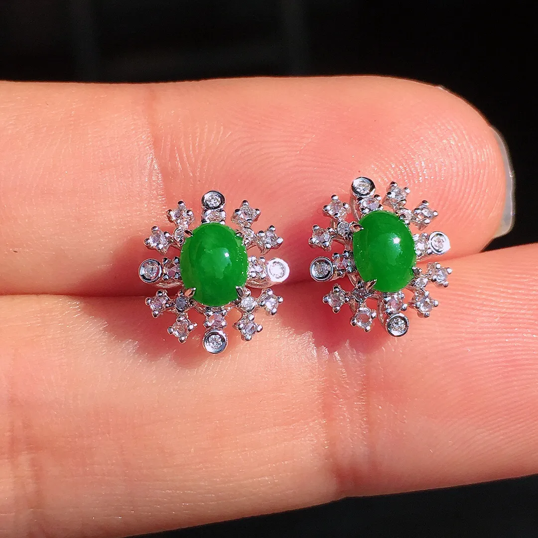 阳绿蛋面耳钉，色泽均匀艳丽，玉质细腻，荧光感超
强，饱满圆润，尽显优雅气质，18k
金豪华镶嵌