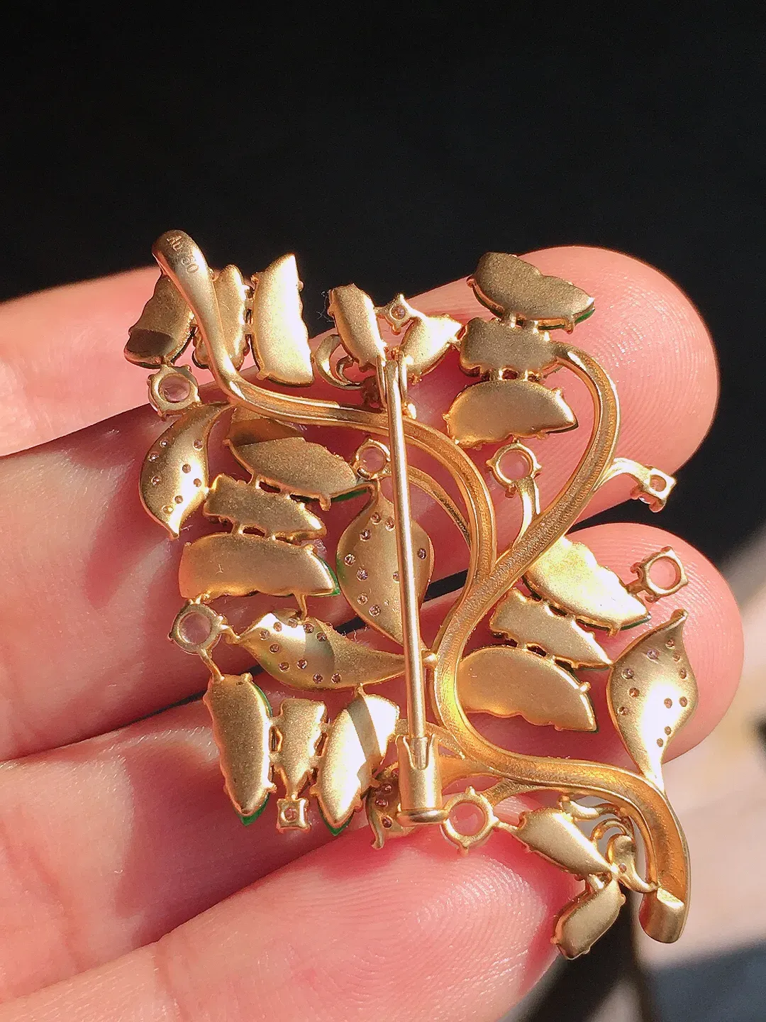 阳绿蝴蝶胸针/吊坠两用款，色泽均匀艳丽，玉质细腻，荧光感超
强，饱满圆润，尽显优雅气质，18k
金豪华镶嵌