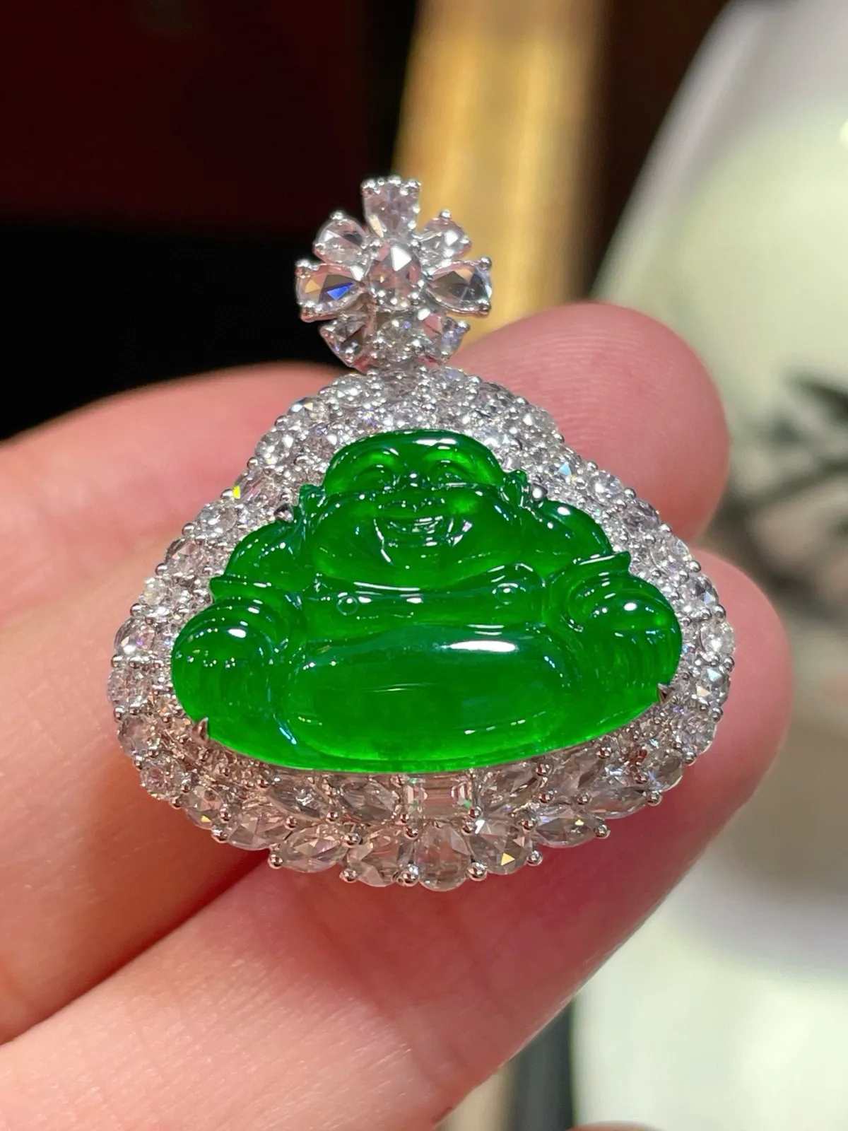 满阳绿佛公吊坠，色阳艳丽。
吊坠整体大气，开脸喜庆
饱满圆润，种水一流，佛形厚装大气
18k金豪华镶嵌